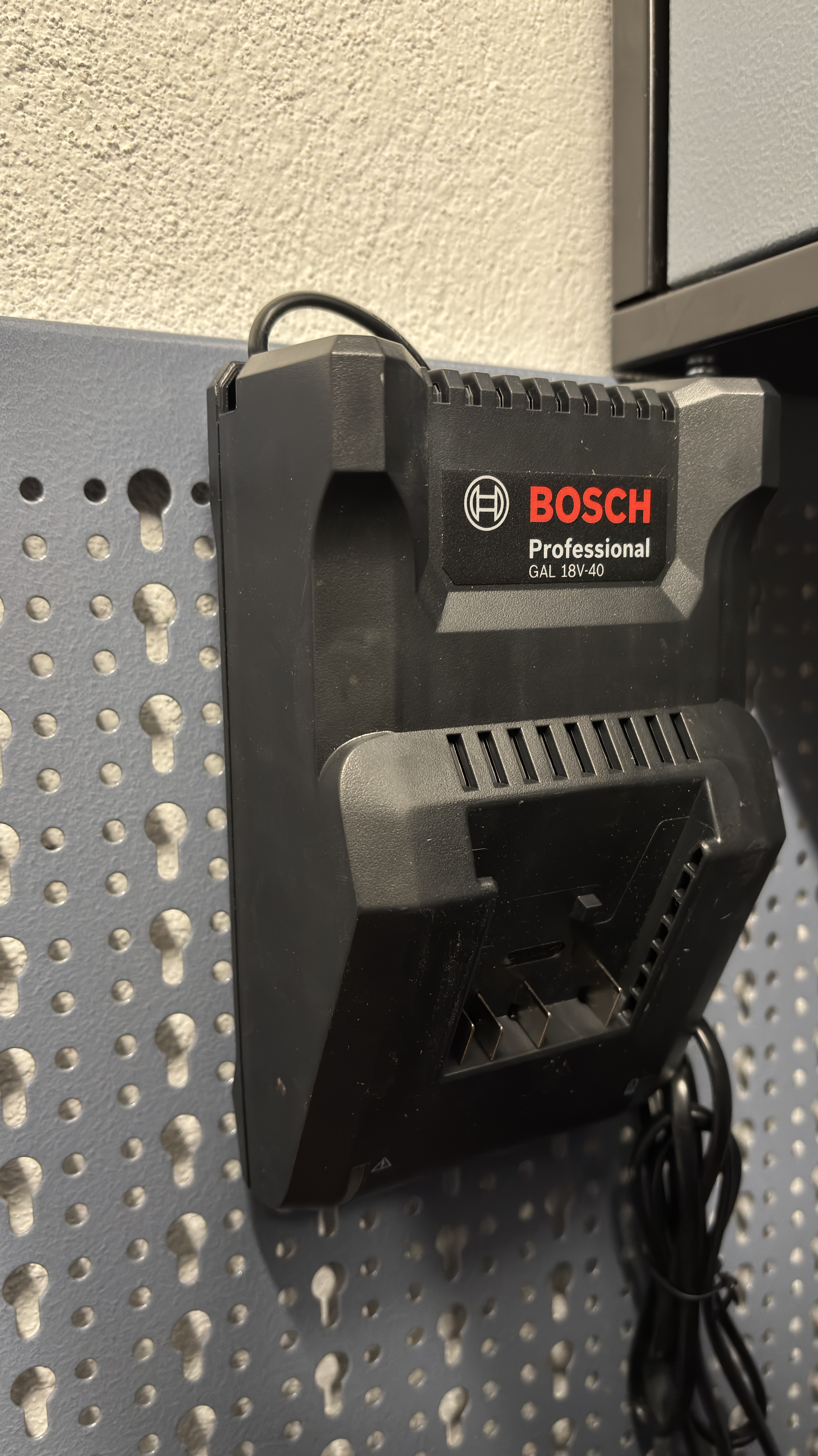 Bosch Professional Charger Base Plate for Küpper Pegboard