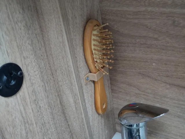 Haarbürstenhalter / hair brush holder