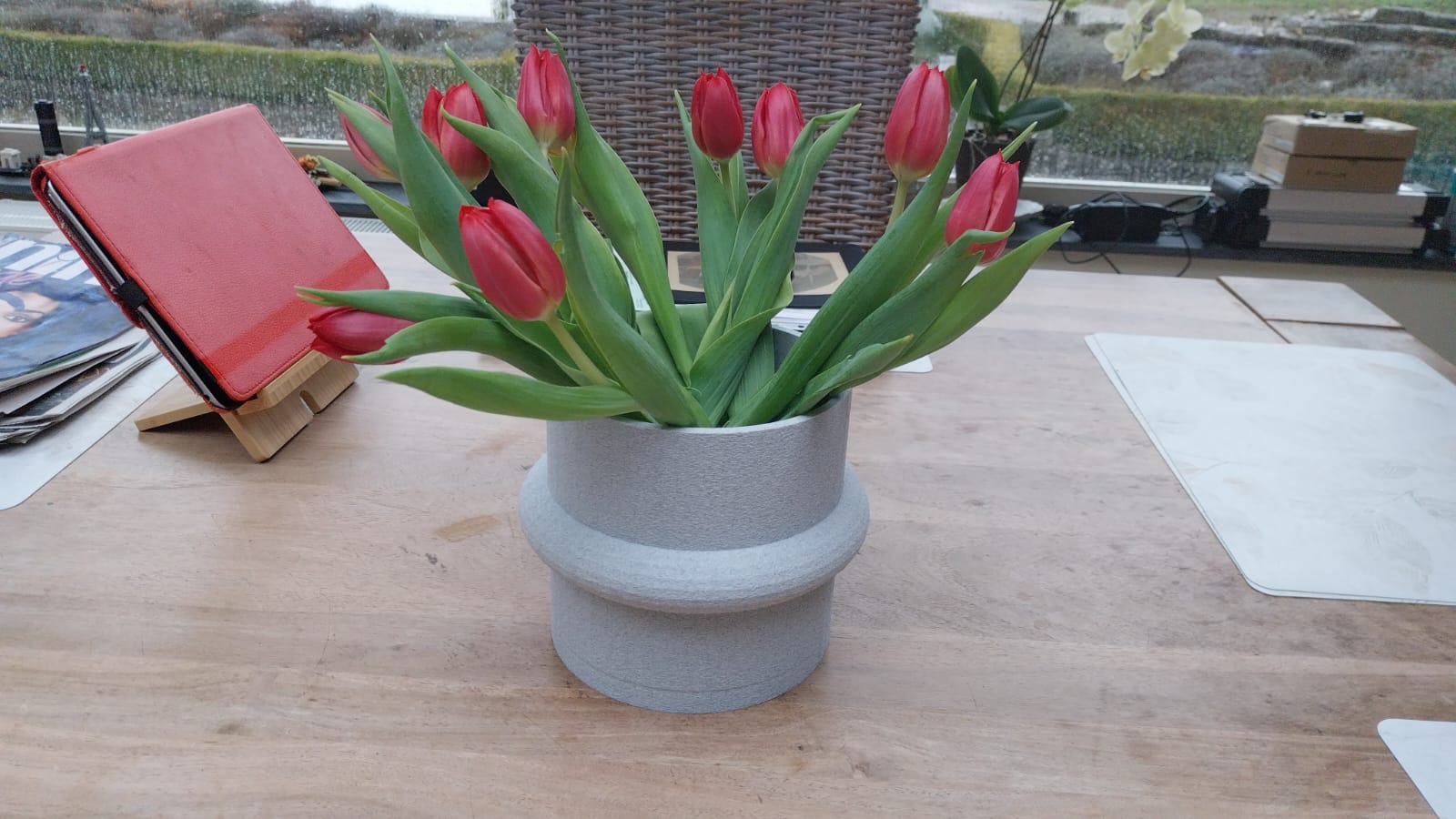 Minimalist flower pot (fuzzy skin)
