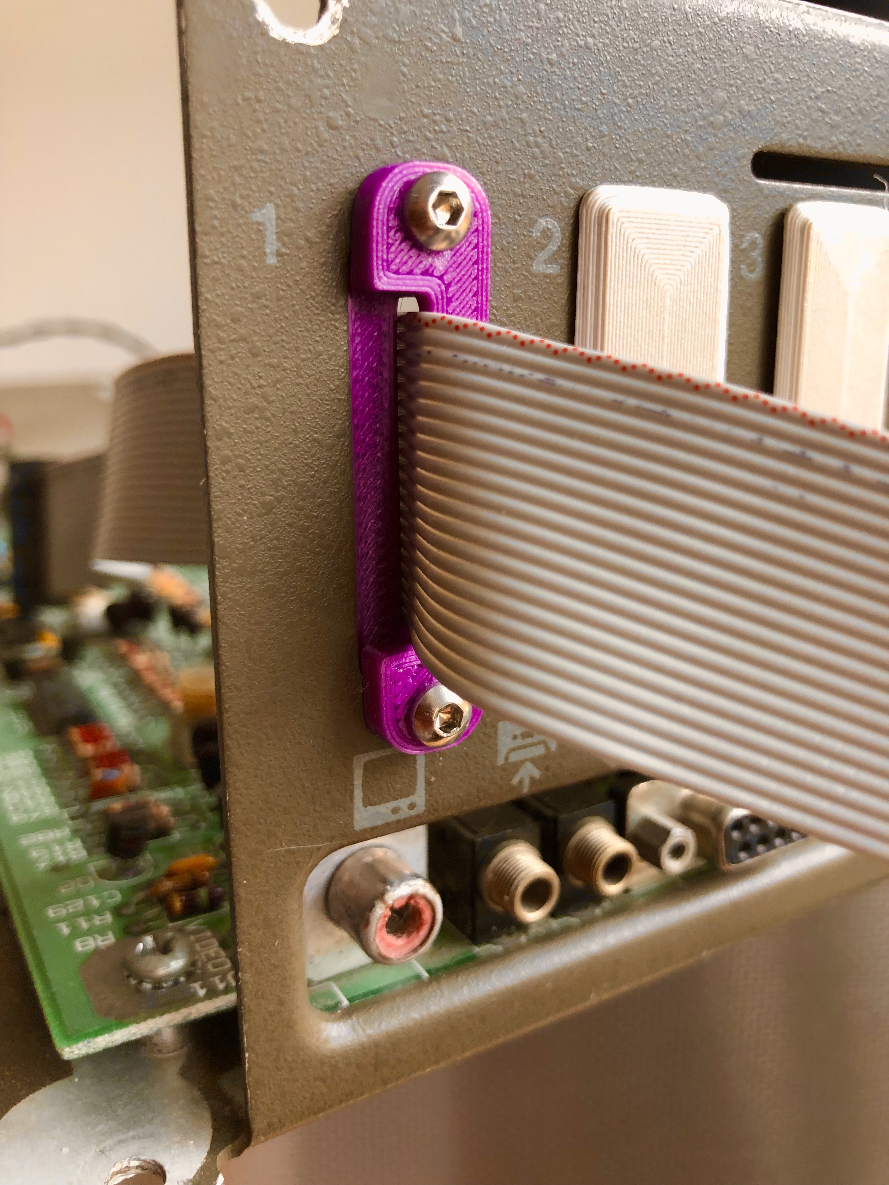 Apple //e backplane glands type Two