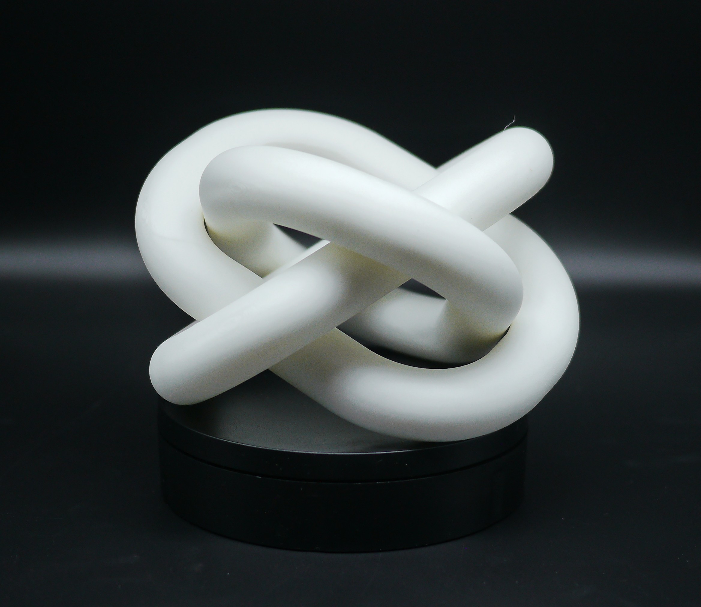 Knot Chain – Modern Interlinked Sculpture