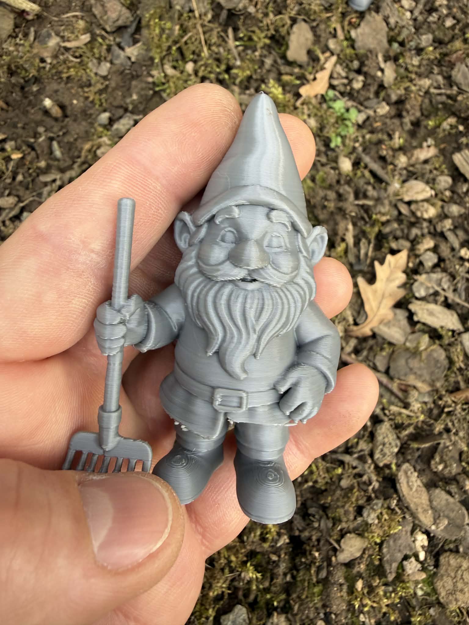 Garden gnome with tools — miniatura 6