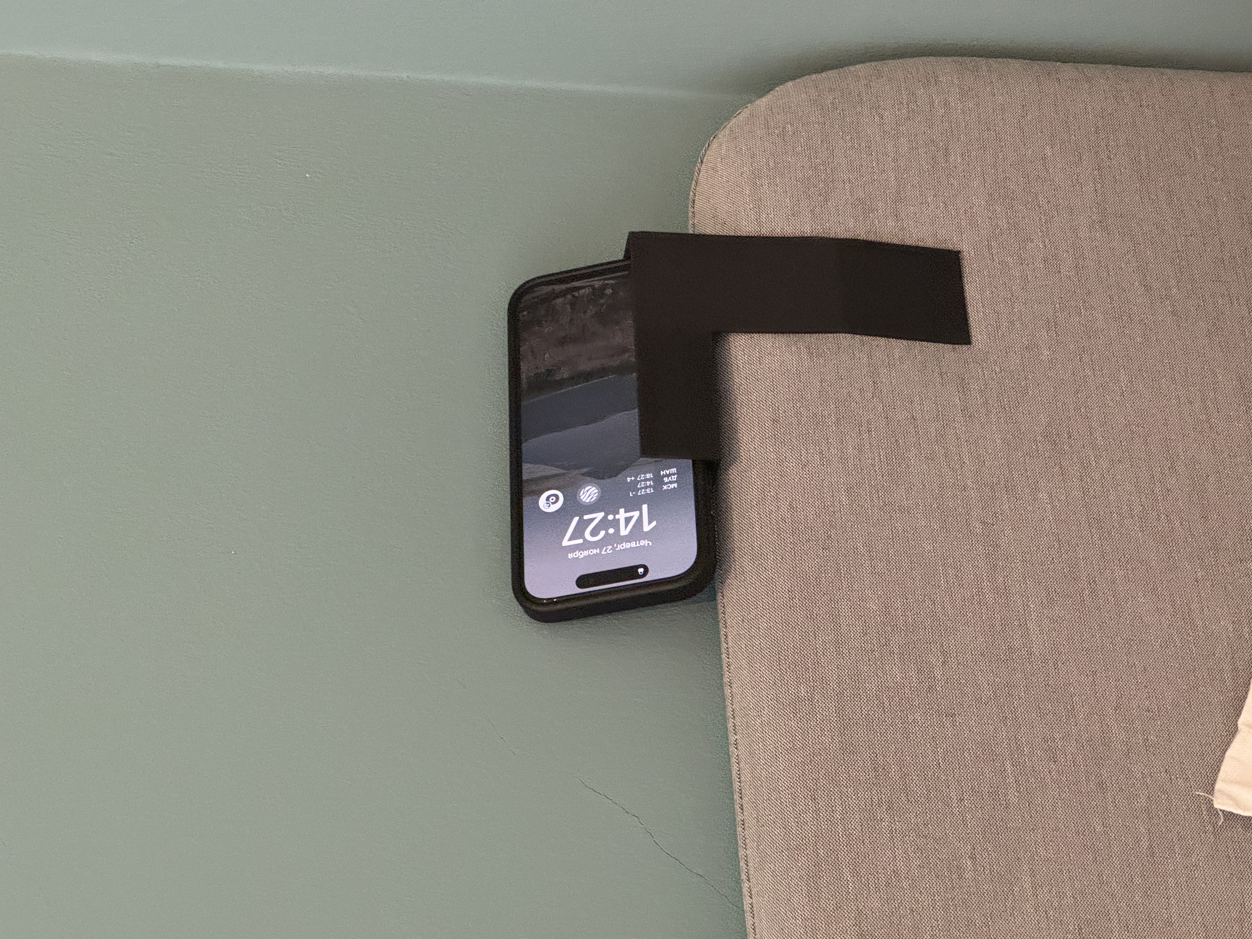 ME04 Bed Headboard Phone Holder – Clip-On Stand for 30-45 mm Headboards