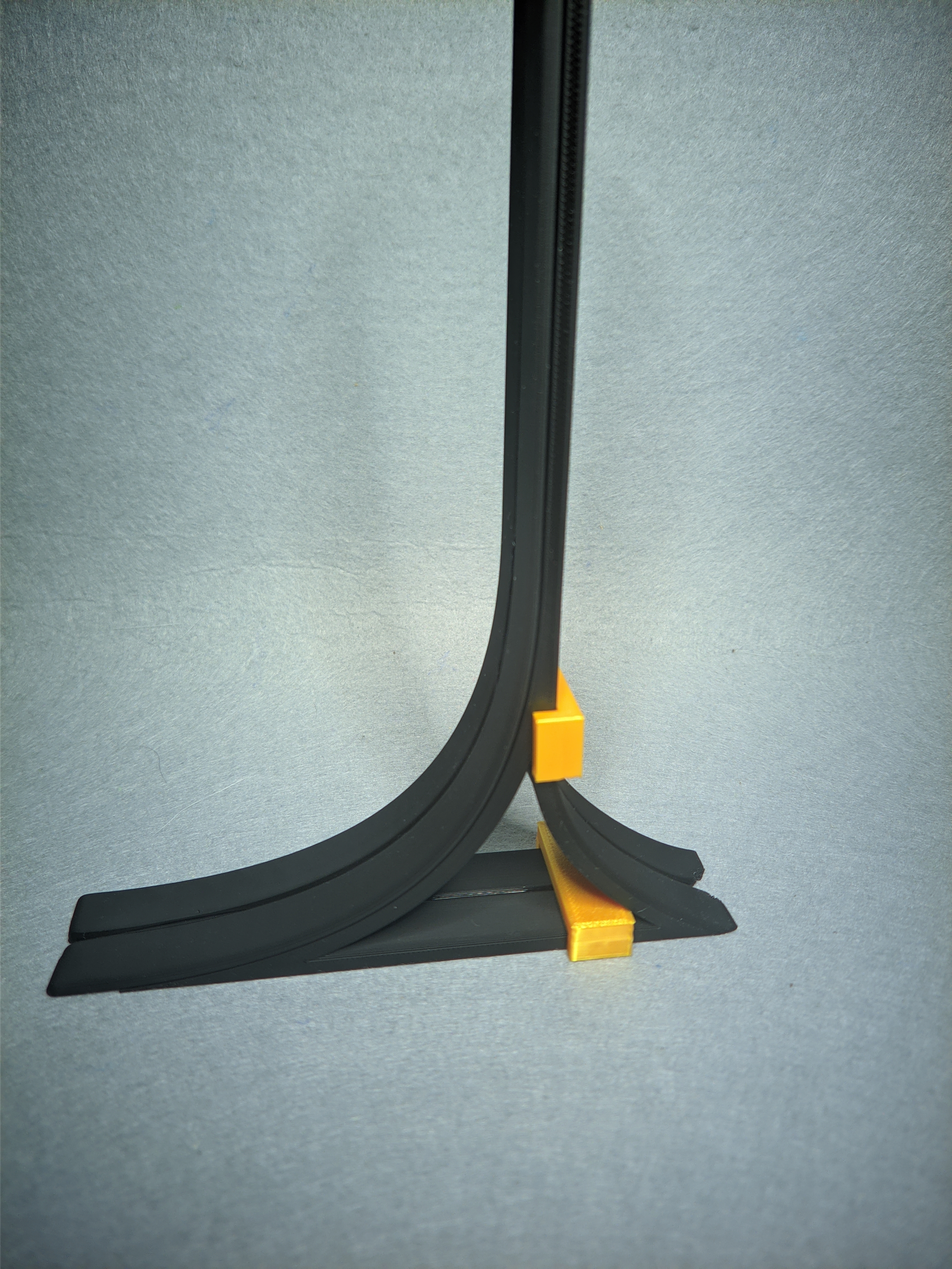 A Bridge Connector for Seamless Background Supports