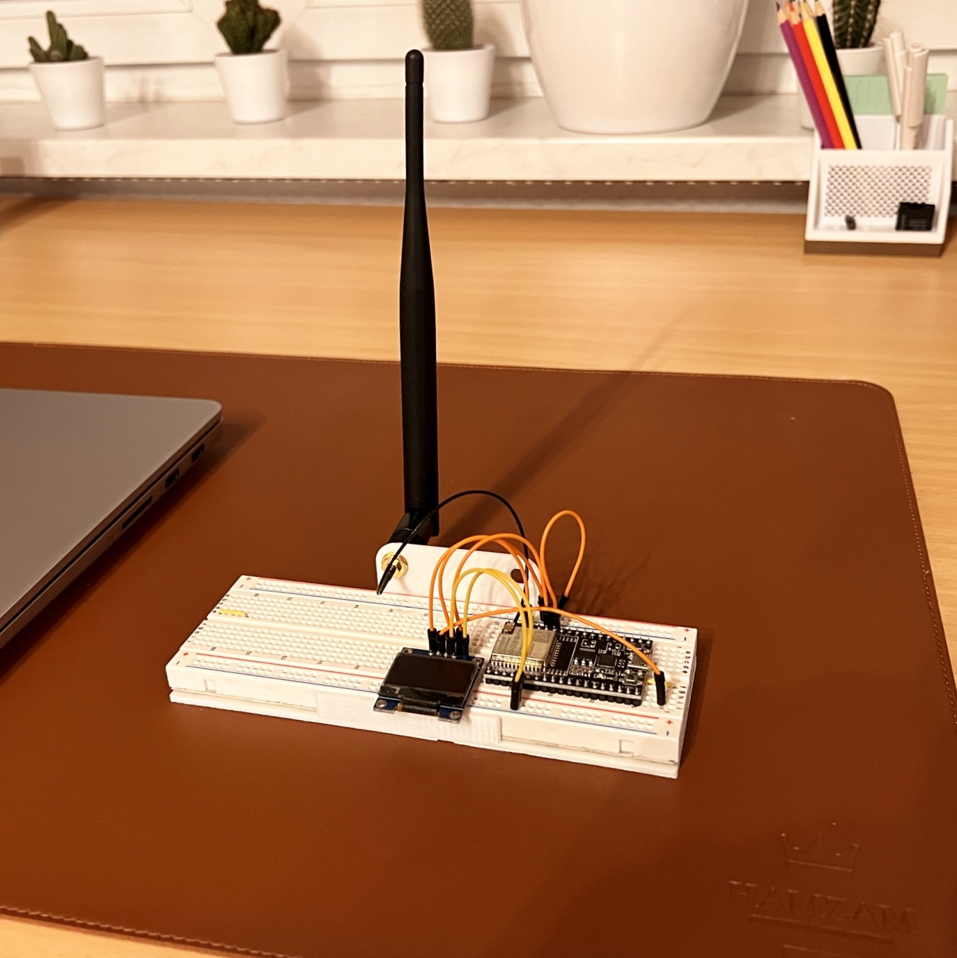 Self-retaining breadboard with dual antenna mount