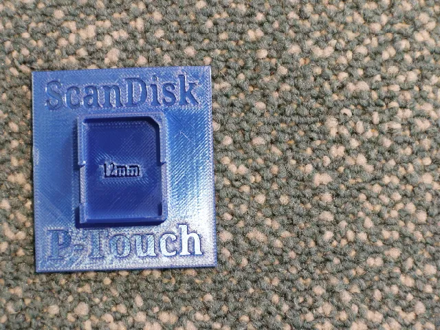Klebehilfe für SD Karte mit P-Touch Bändern