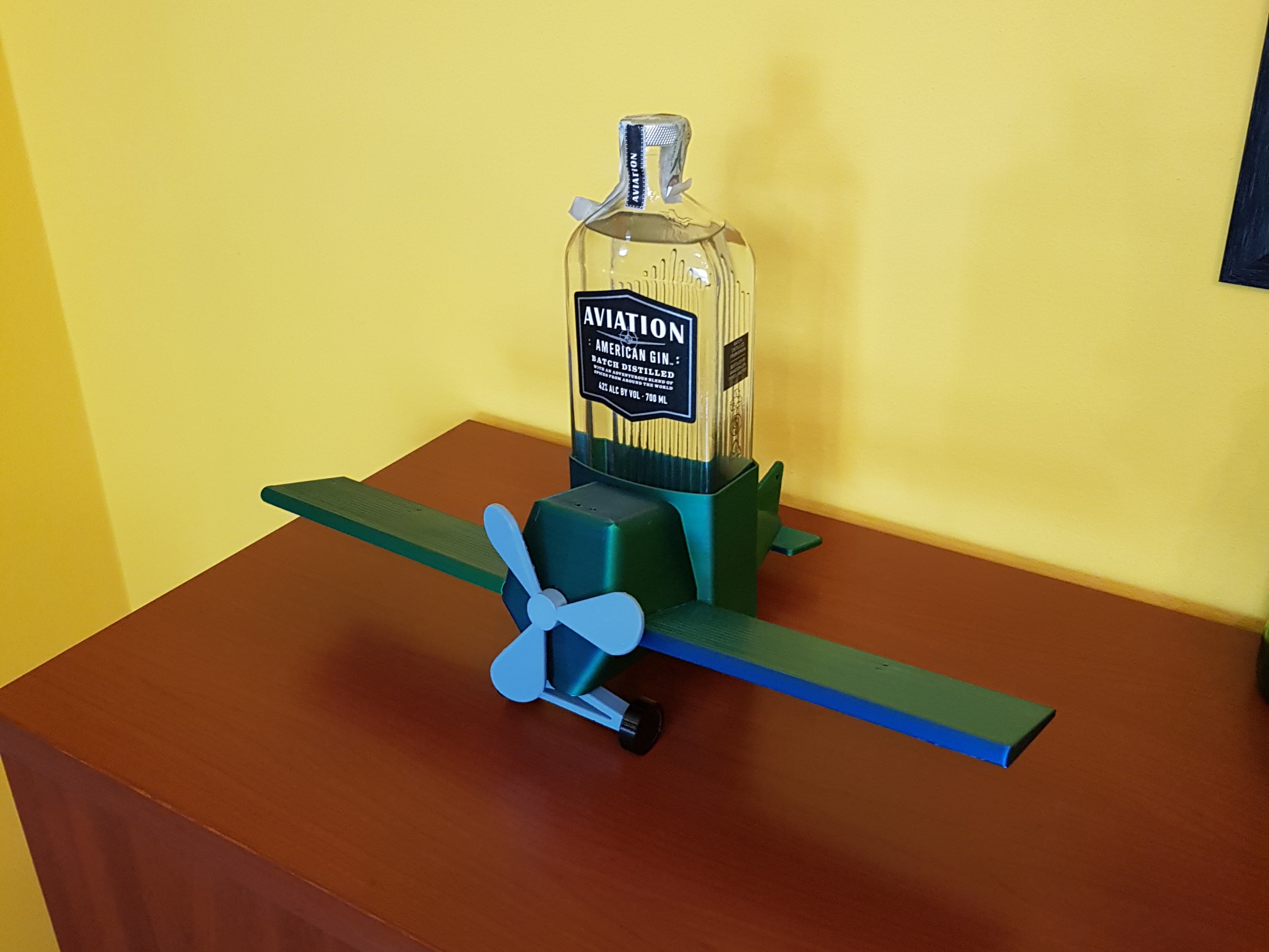 Aviation Gin Airplane Holder