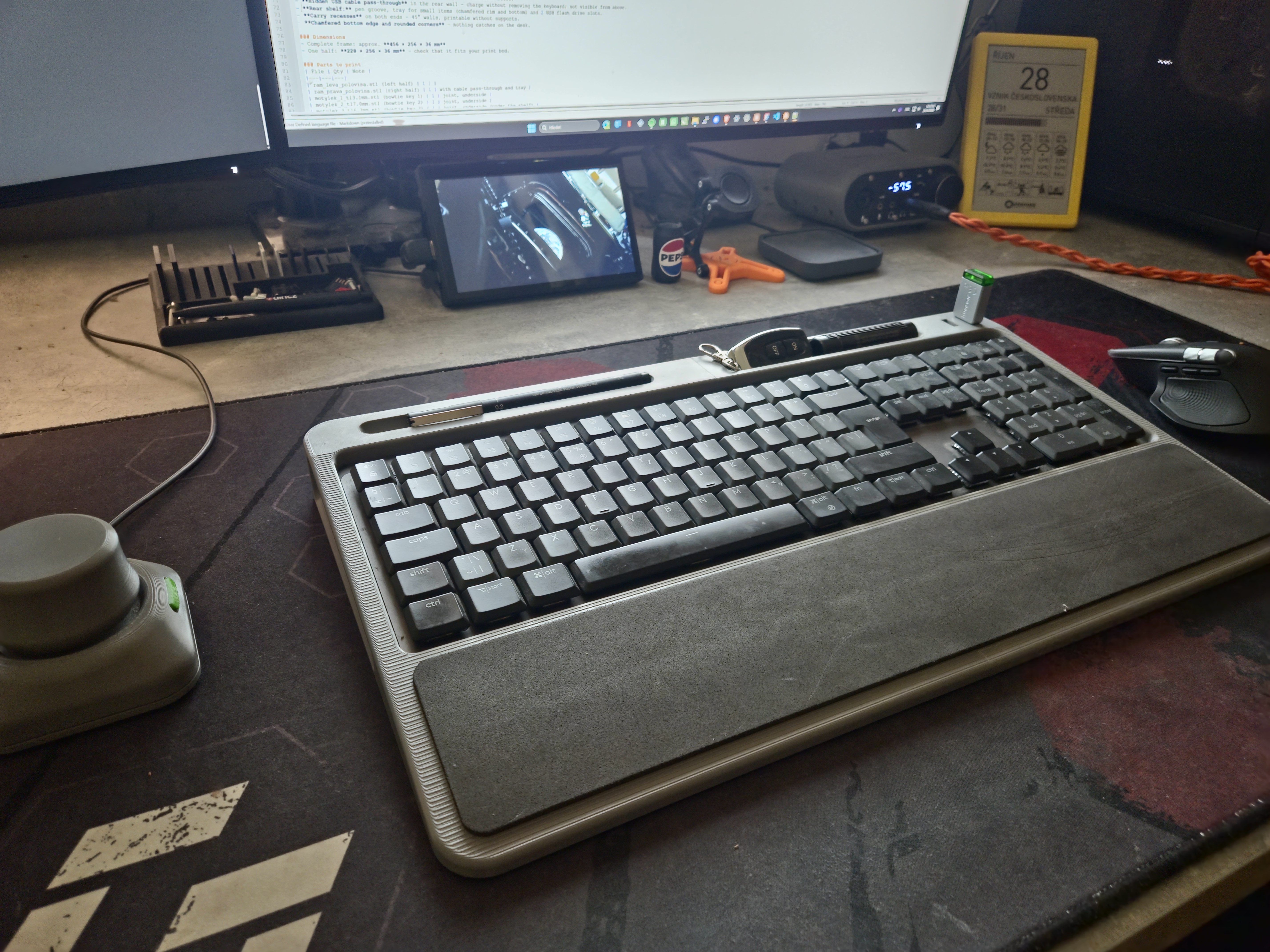 # Logitech MX Mechanical – rám s opěrkou zápěstí a poličkou # Logitech MX Mechanical – Keyboard Frame with Wrist Rest & Rear Shelf