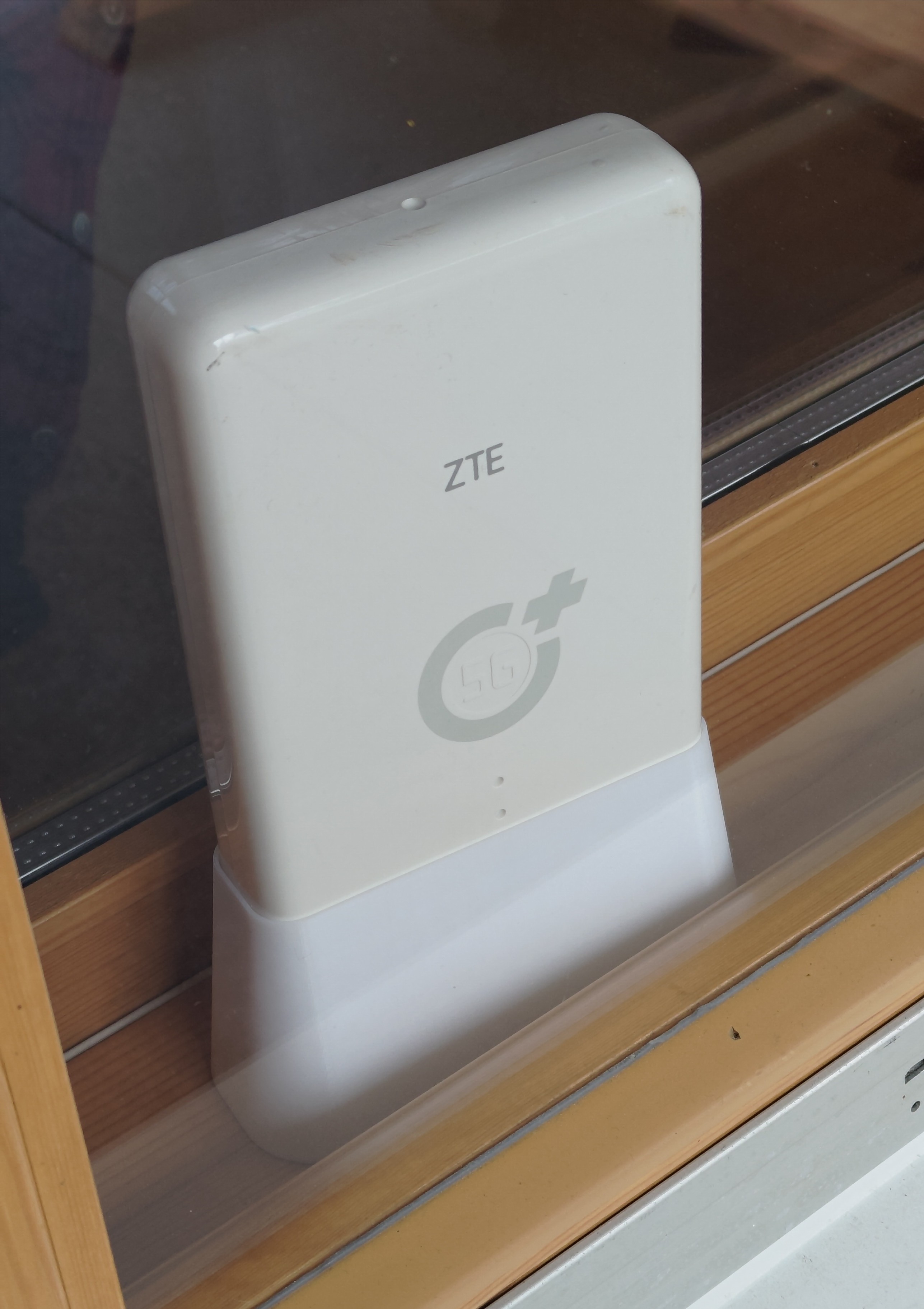 ZTE 5G Modem Stand
