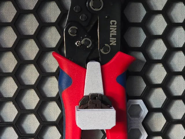 Ratcheting crimping plier + spare jaw (IWISS SN) holder for honeycomb storage wall (HWS)