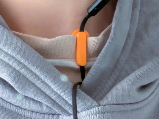 Earbuds t-shirt clip