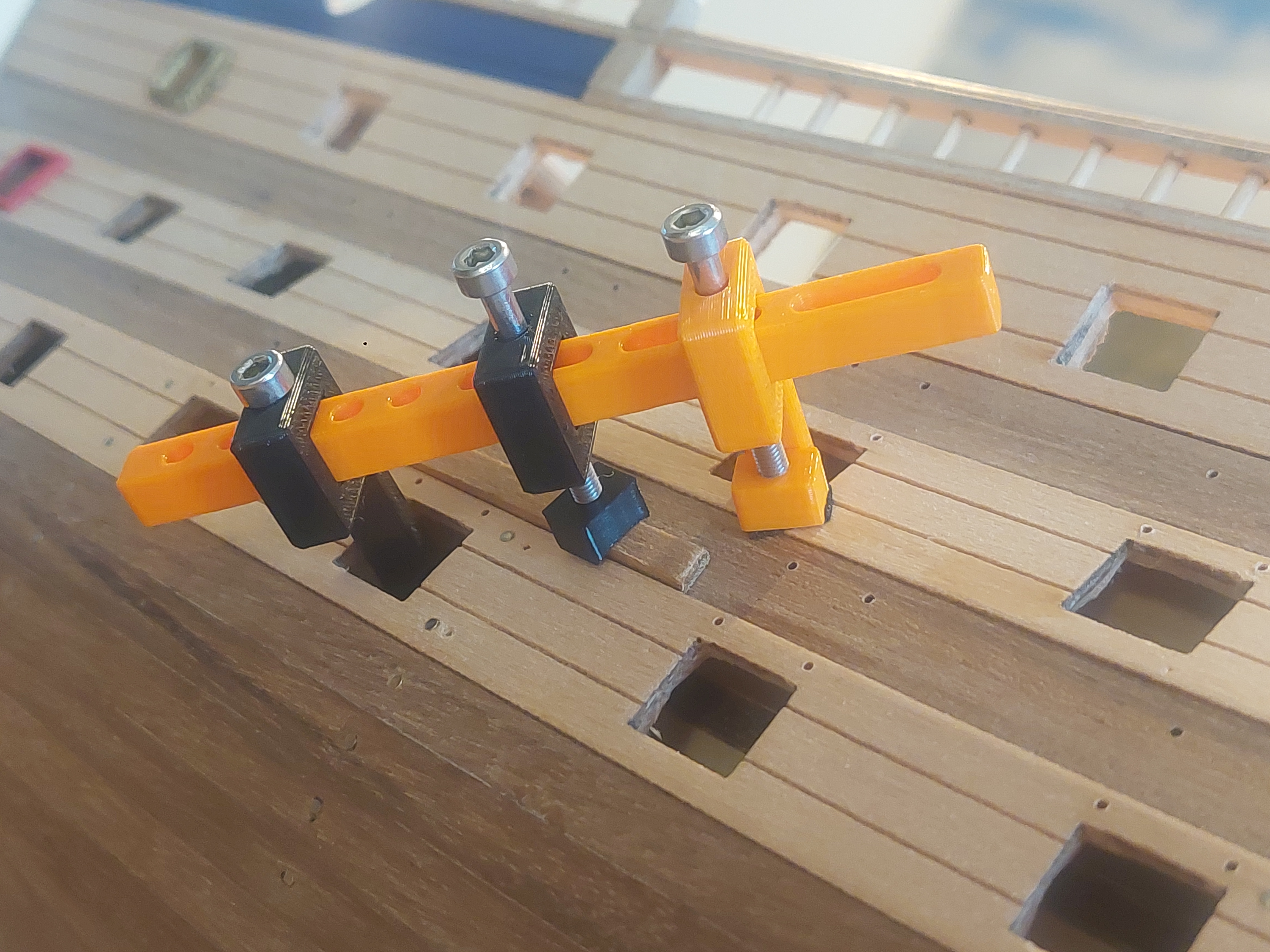 Model ship building clamping aid