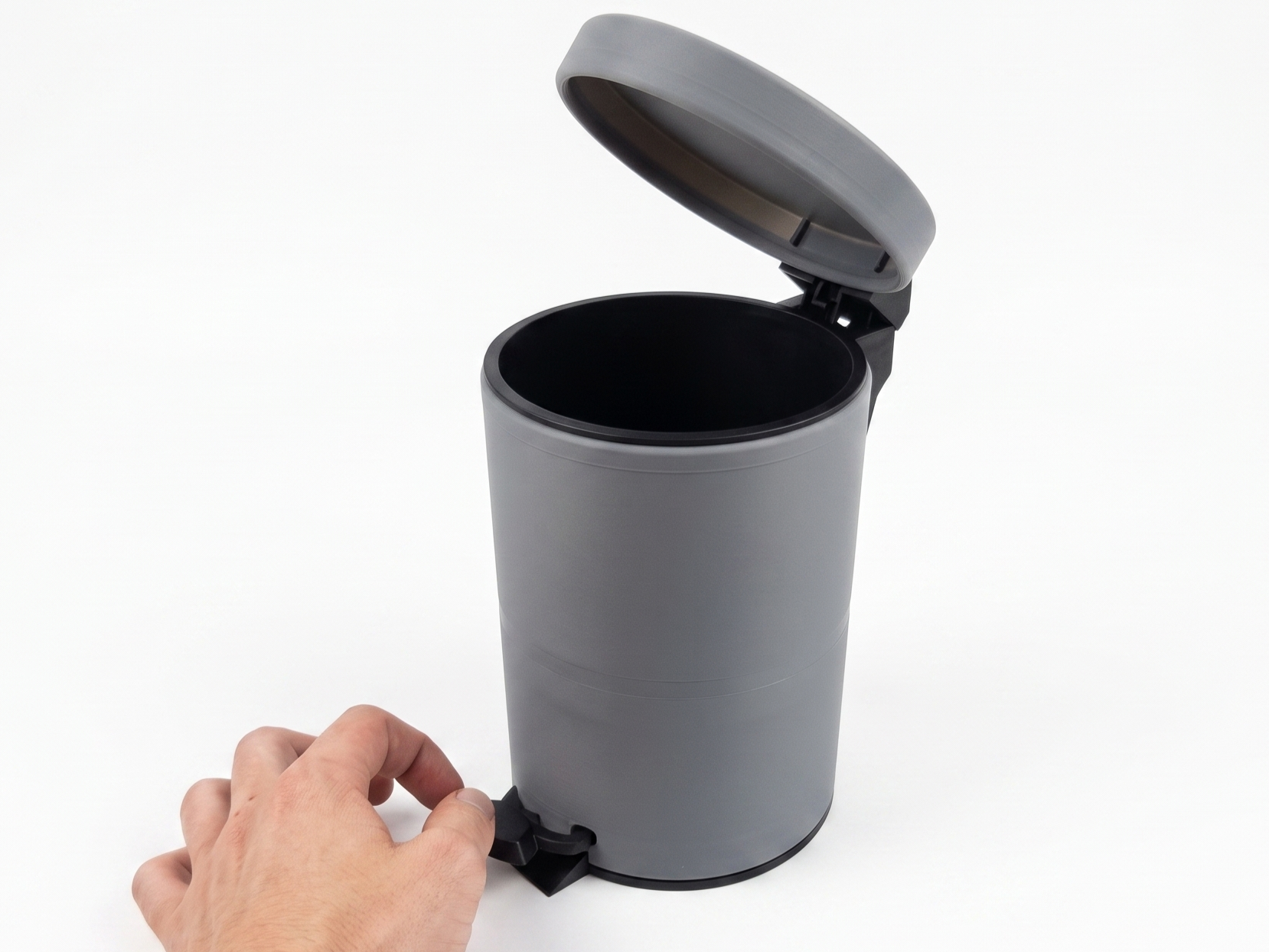 Desktop pedal trash can