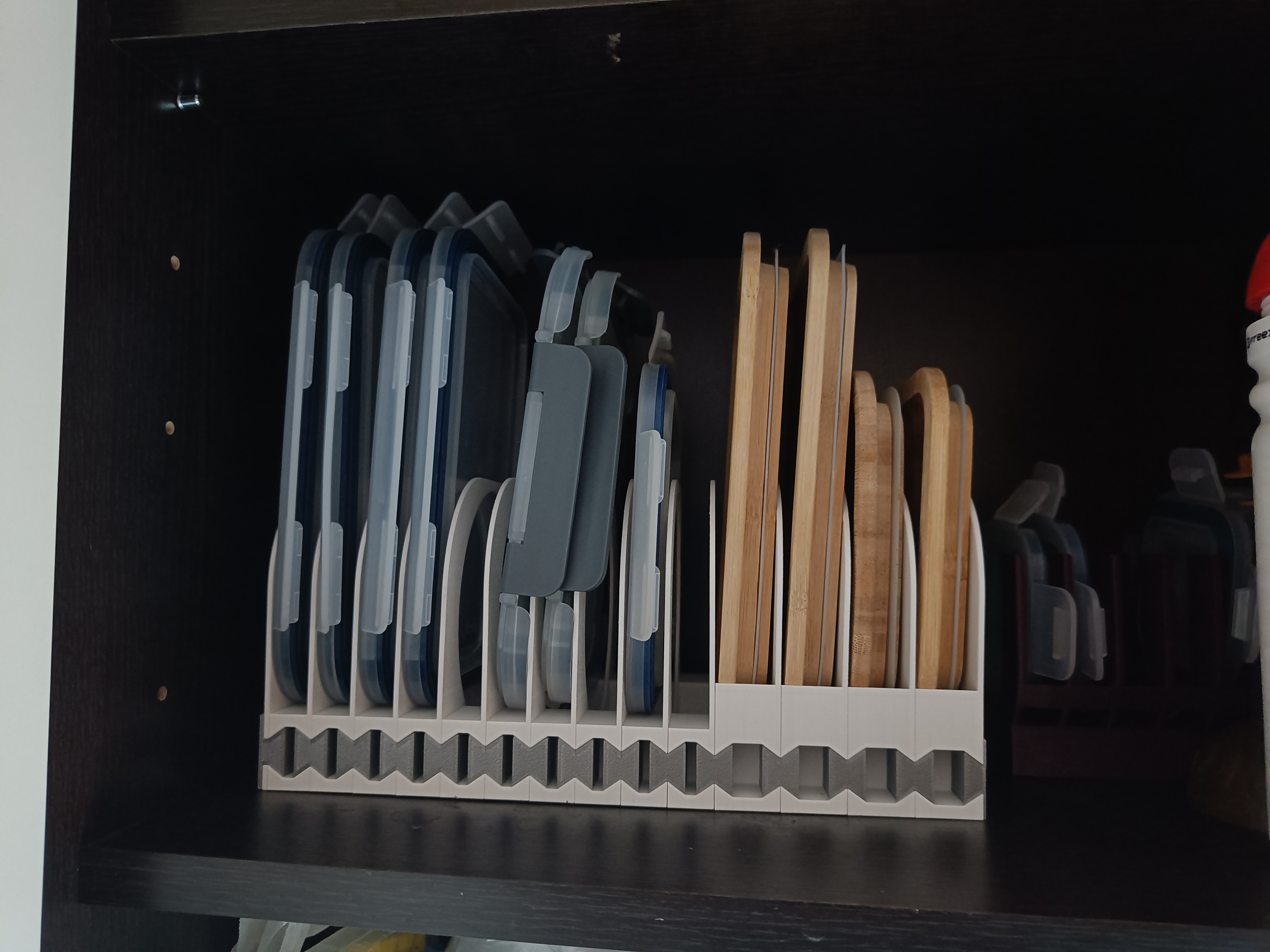 Modular lid holder, Modulární držák na víčka.