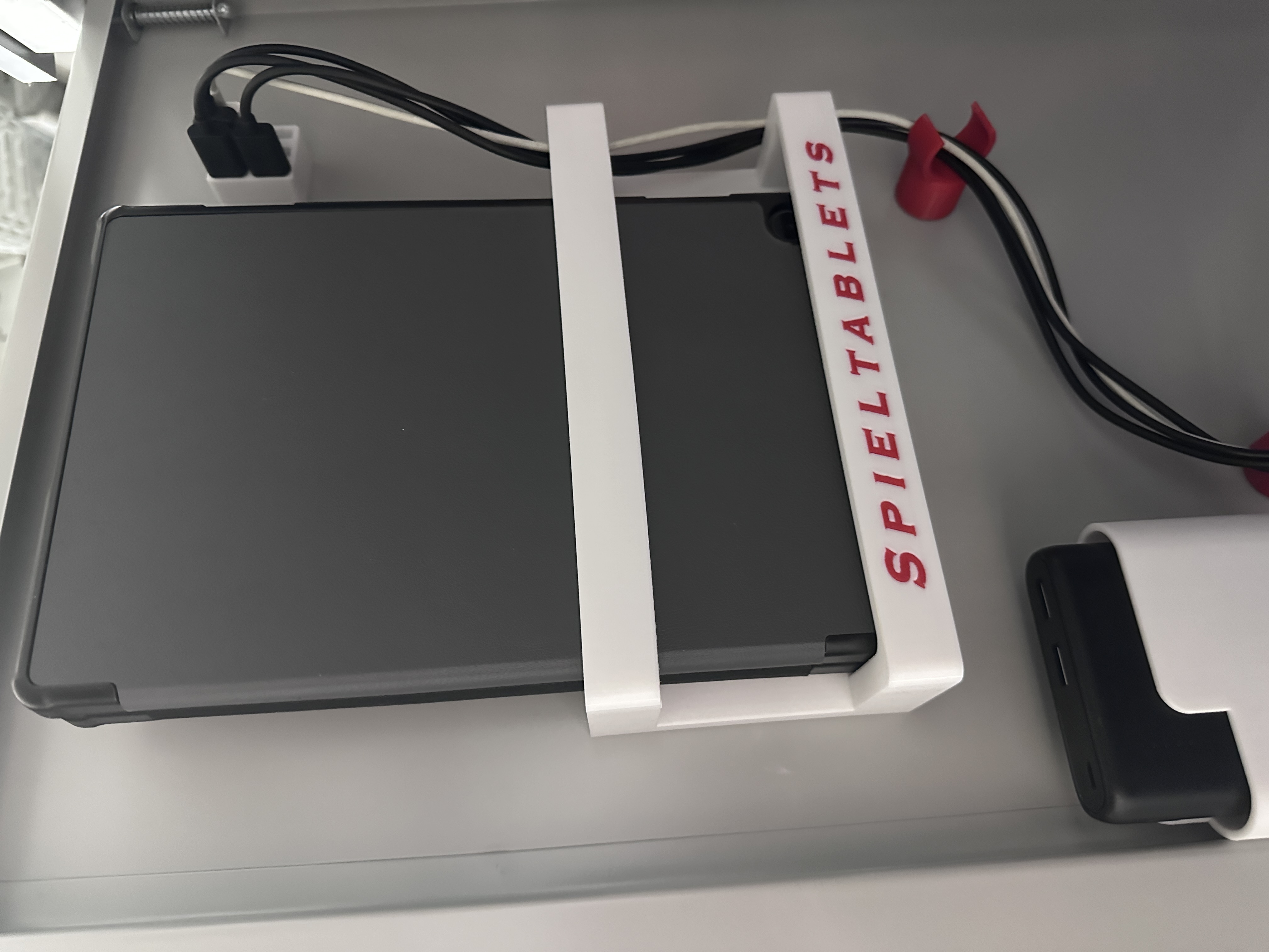 Magnetische Halterung für Tablets, die im Metallschrank gelagert werden