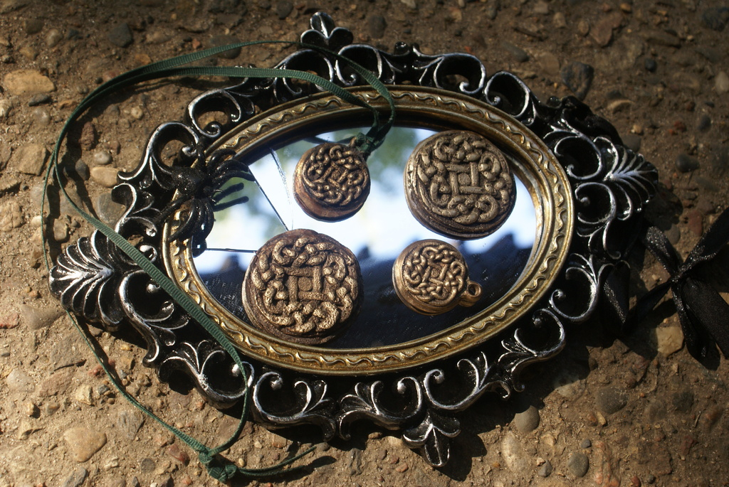 Tinne - Celtic Knot Charm 3D model by Bethany Weeks