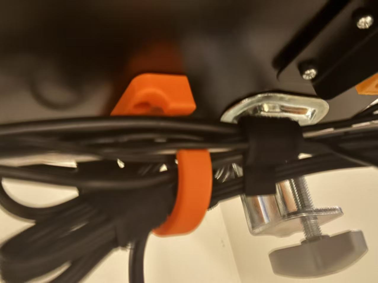 Miniatura 3 do modelo 3D Simple cable hooks / underdesk hook