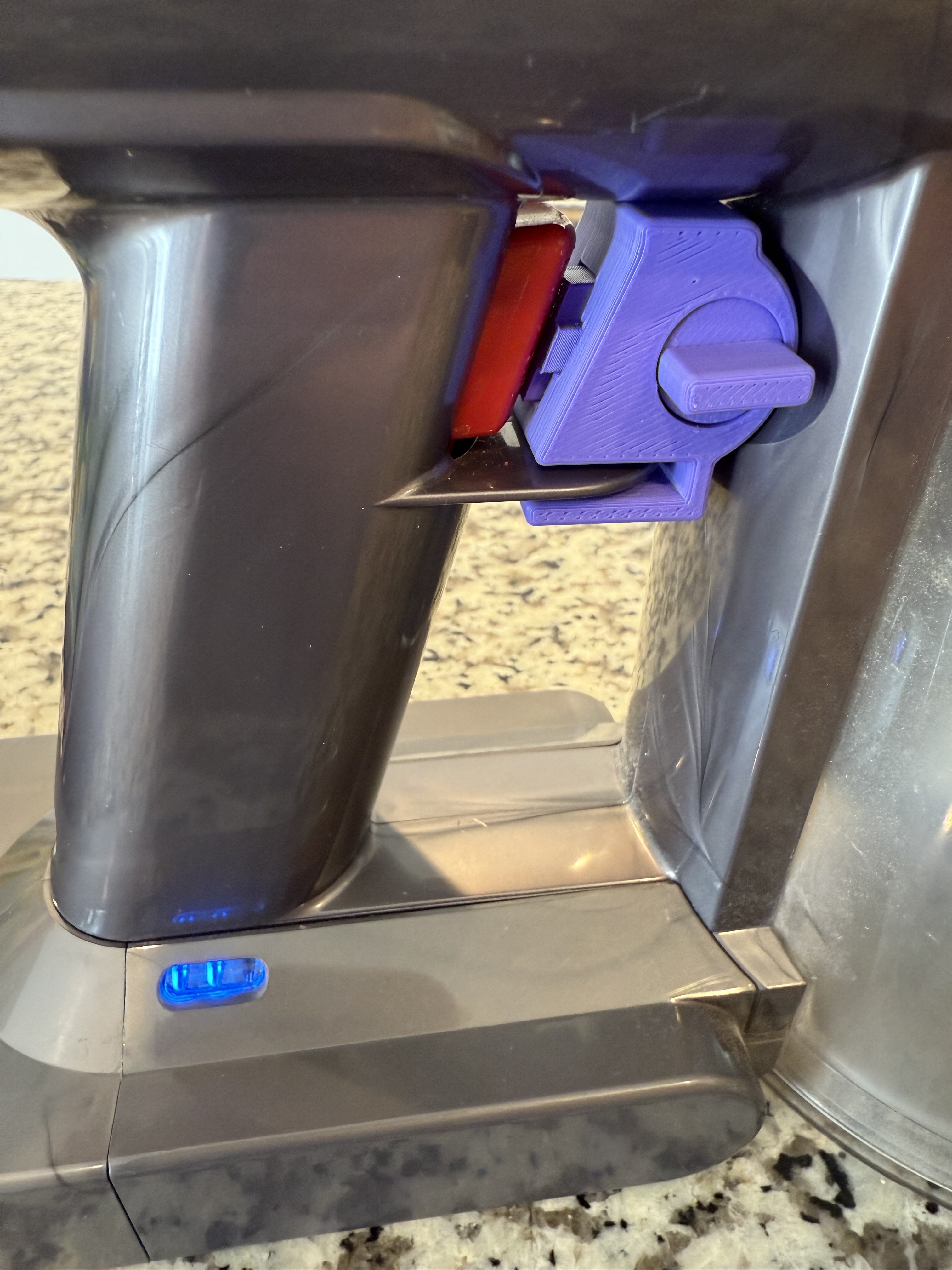 Dyson V8 Trigger lock