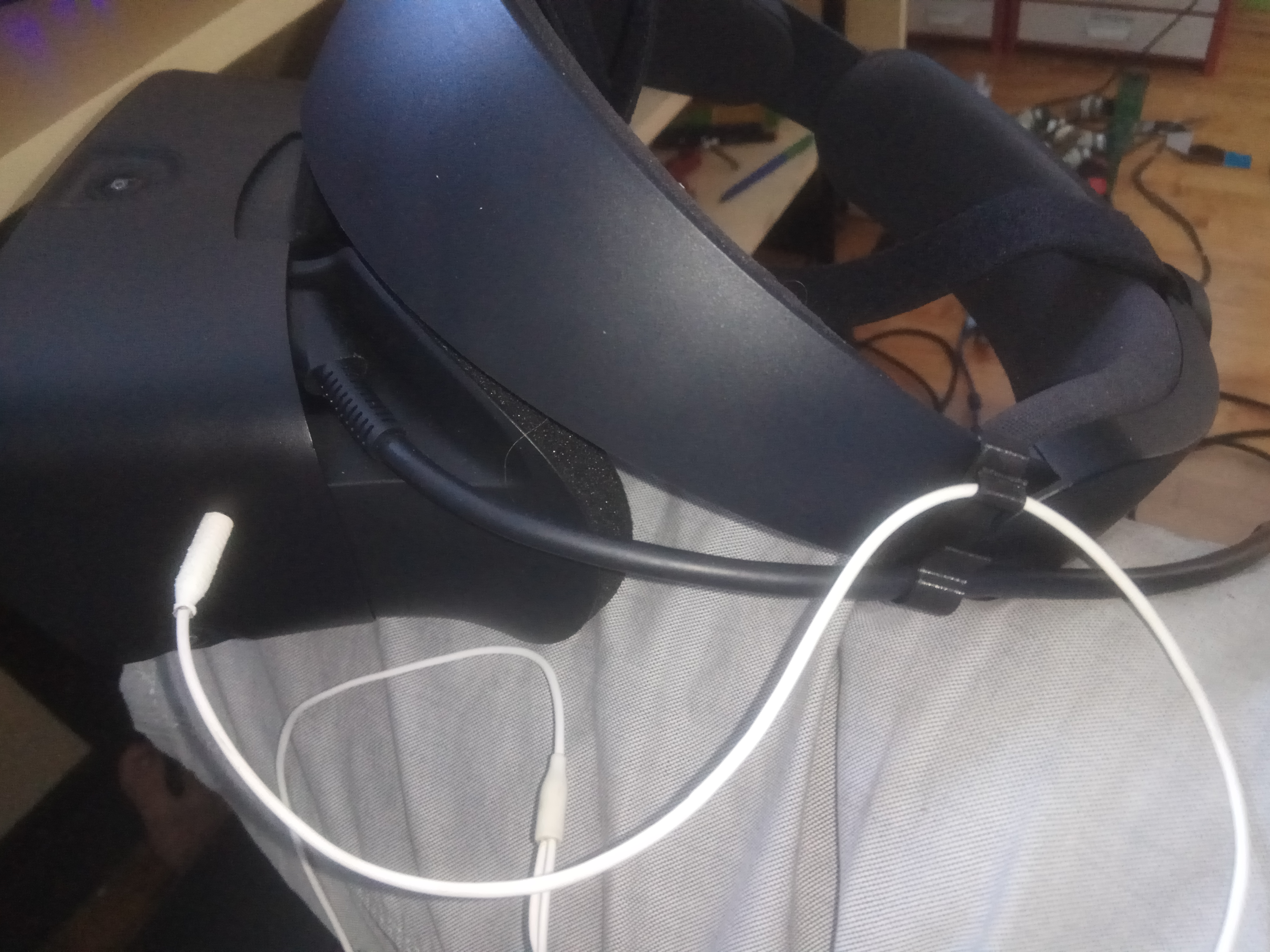 Oculus Rift S cable clip with headphones