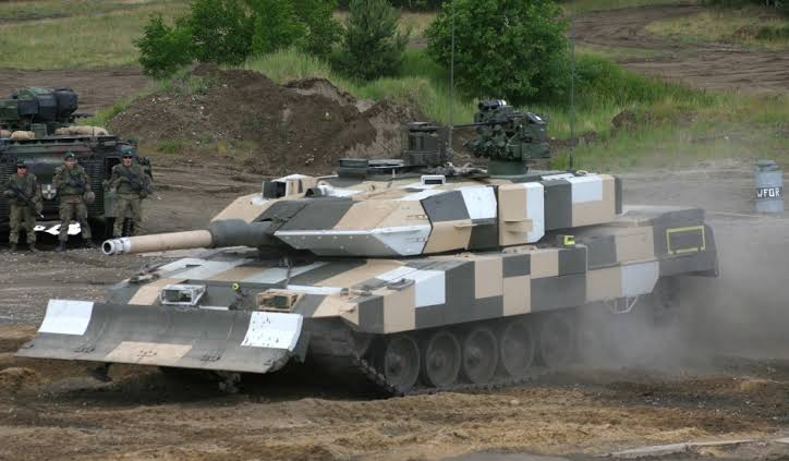 Leopard 2PSO (Peace Support Operation) with moving turret and barrel