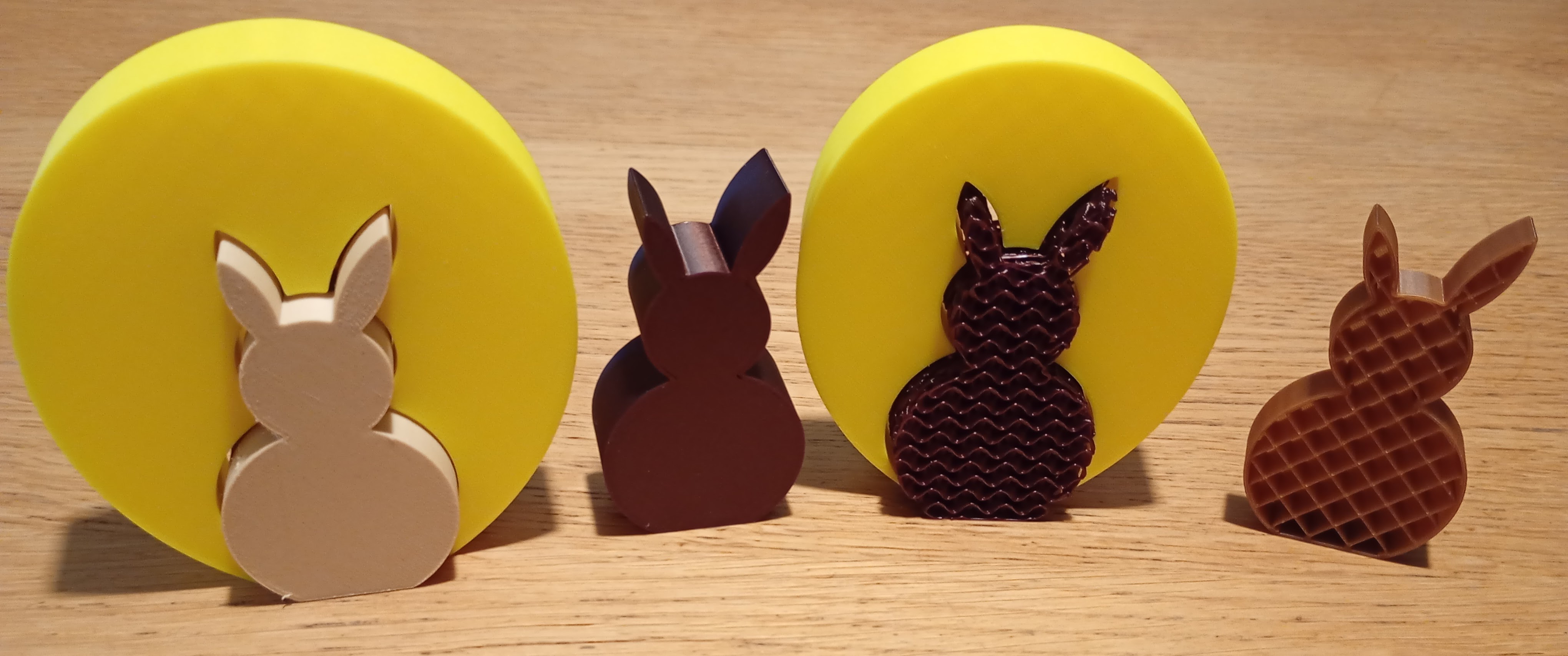 Paashaas in Paasei. Easter Bunny in an Easter Egg. Le lapin de Pâques dans un œuf de Pâques.
