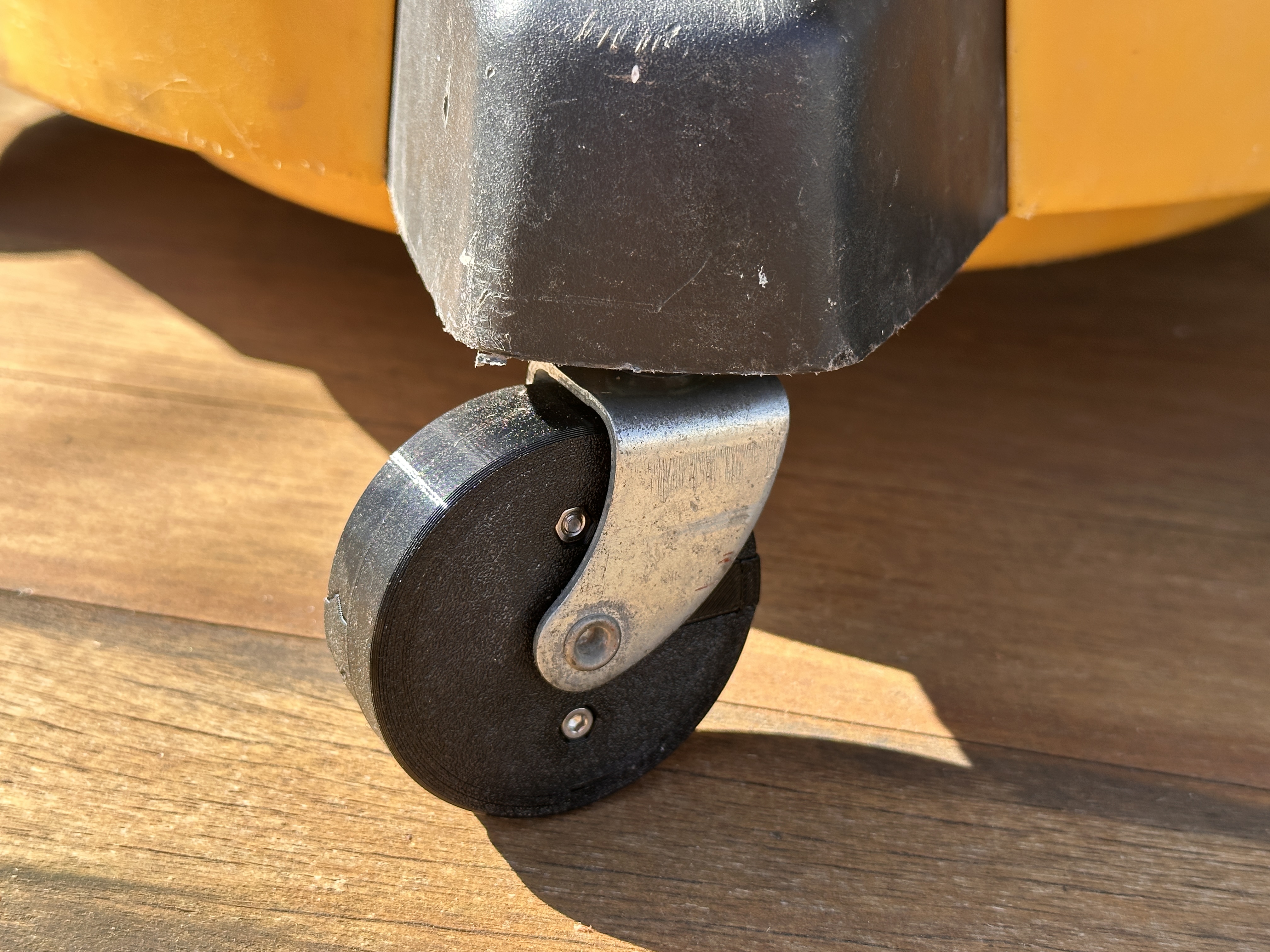 Split hub wheel for captive axle