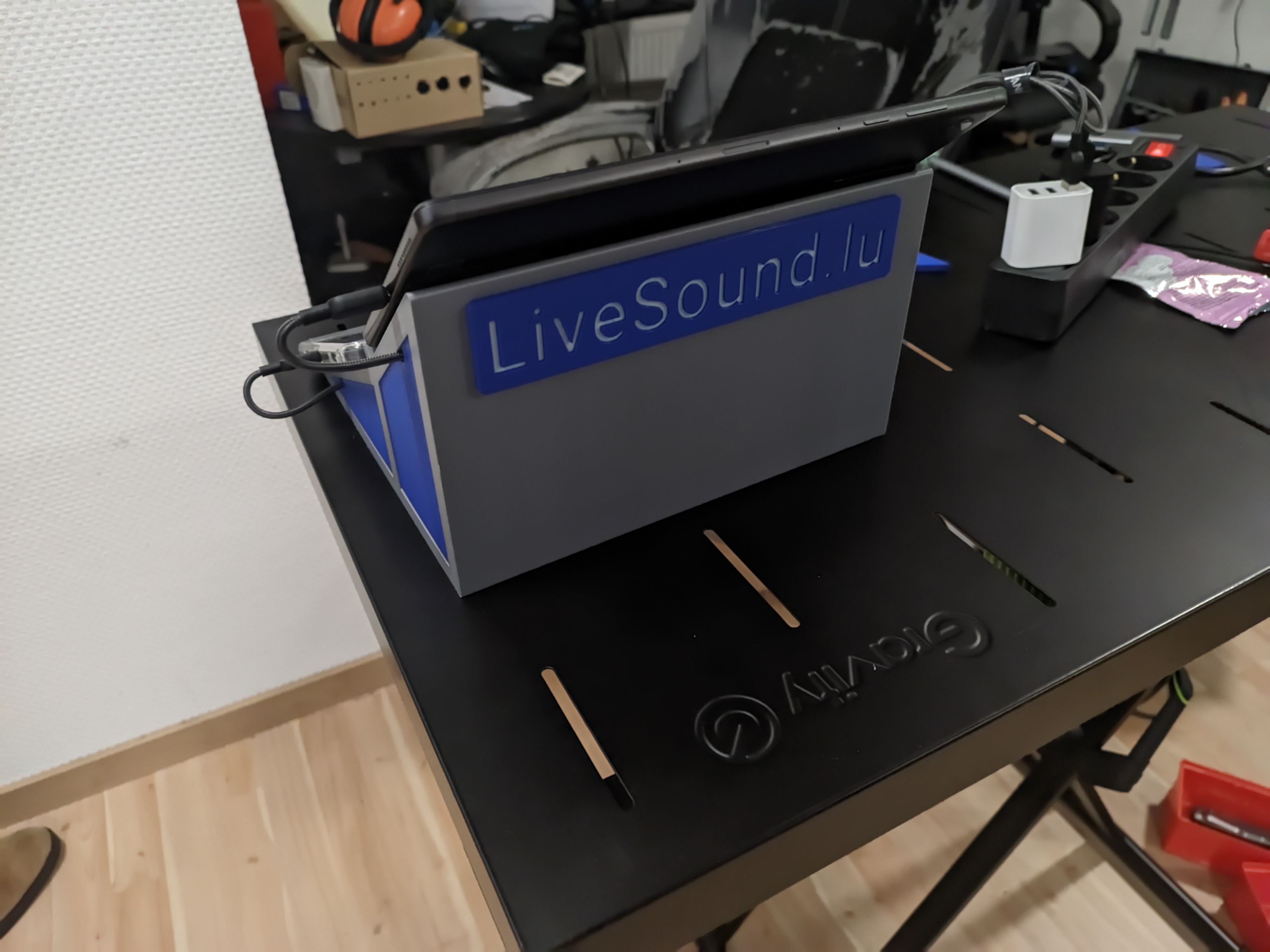 Two Tablet Holder - Portable Mixing Desk — thumbnail 2