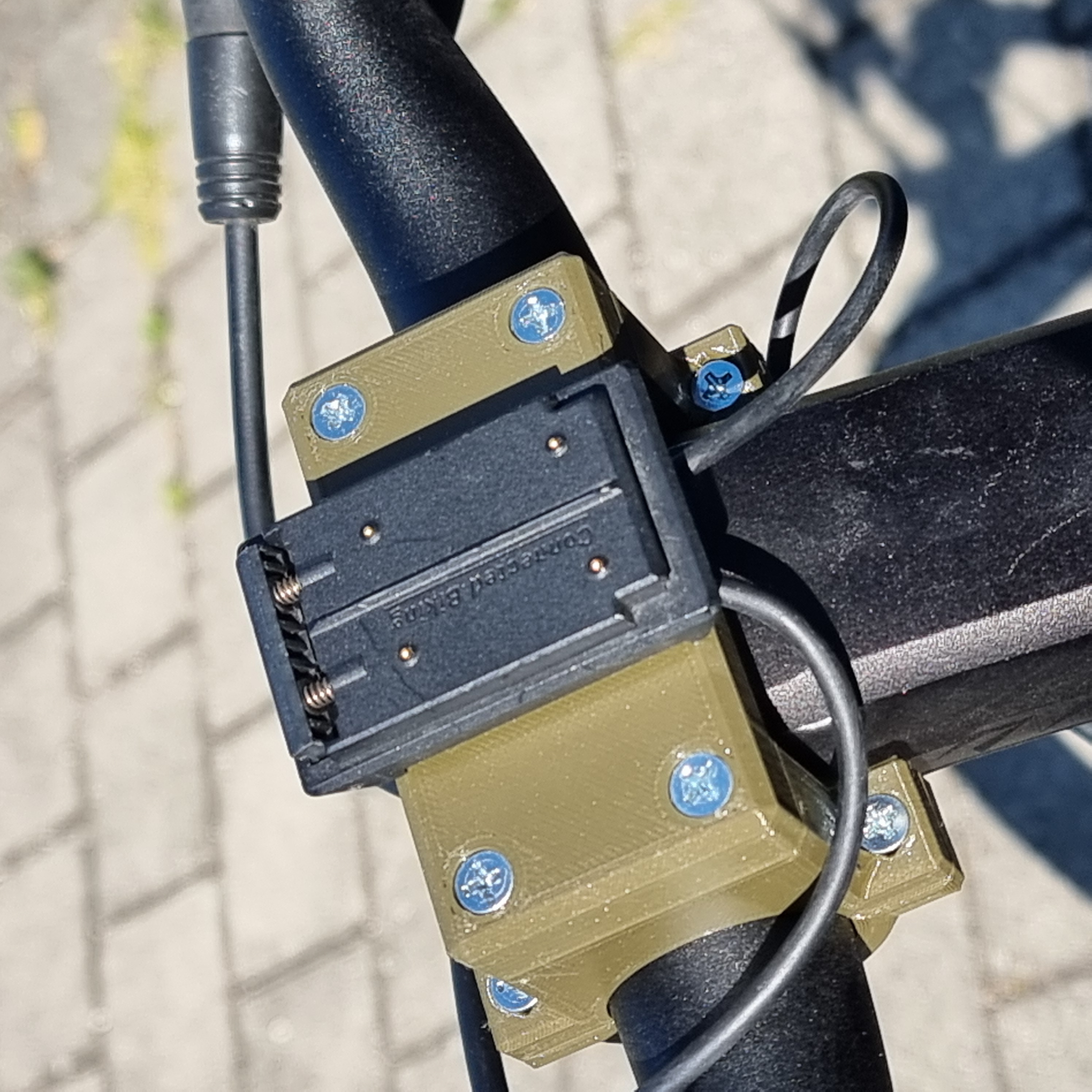 Robust dual-arm mount for Bosch Kiox system