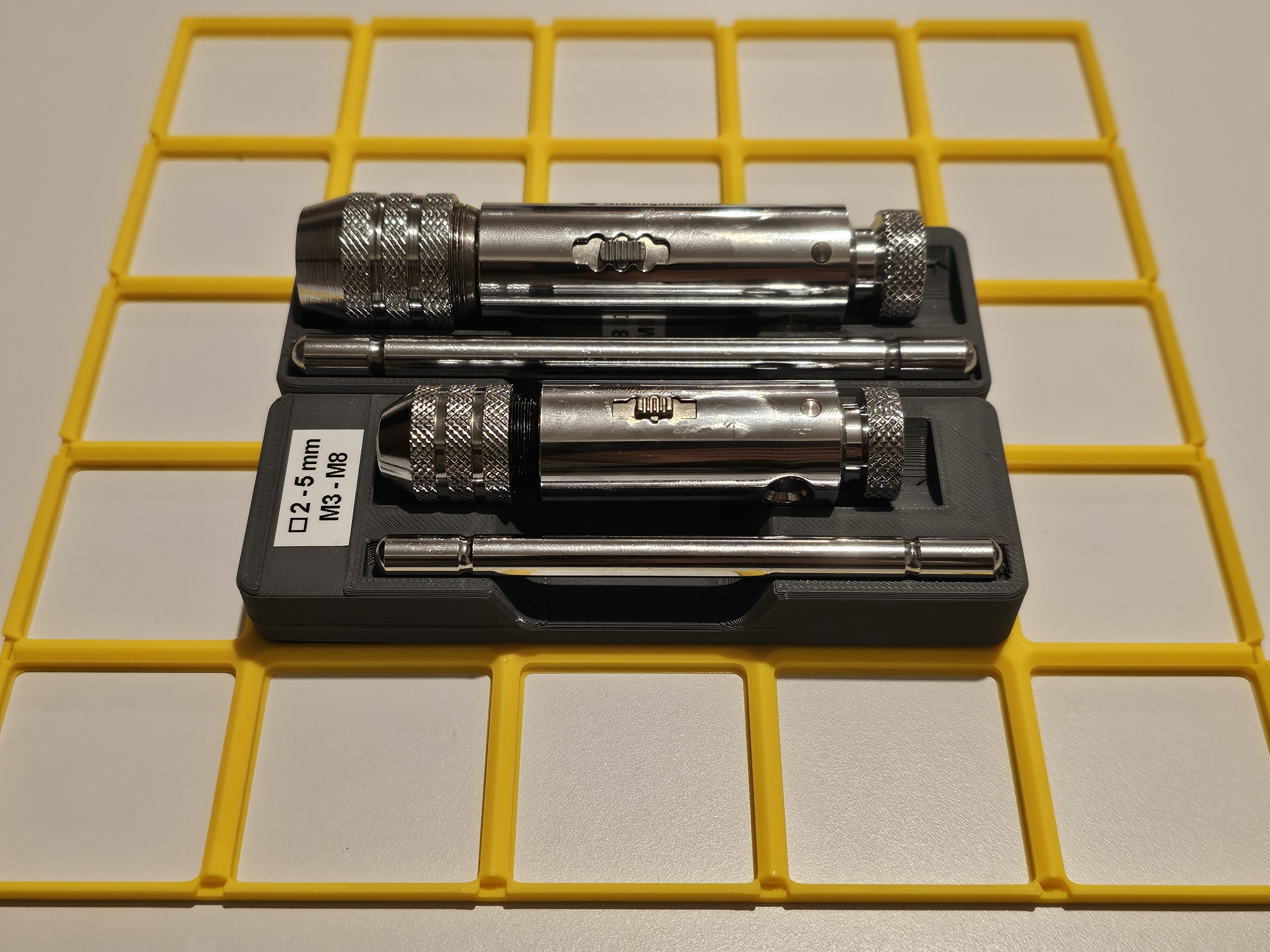 Gridfinity bin for holder for thread cutting