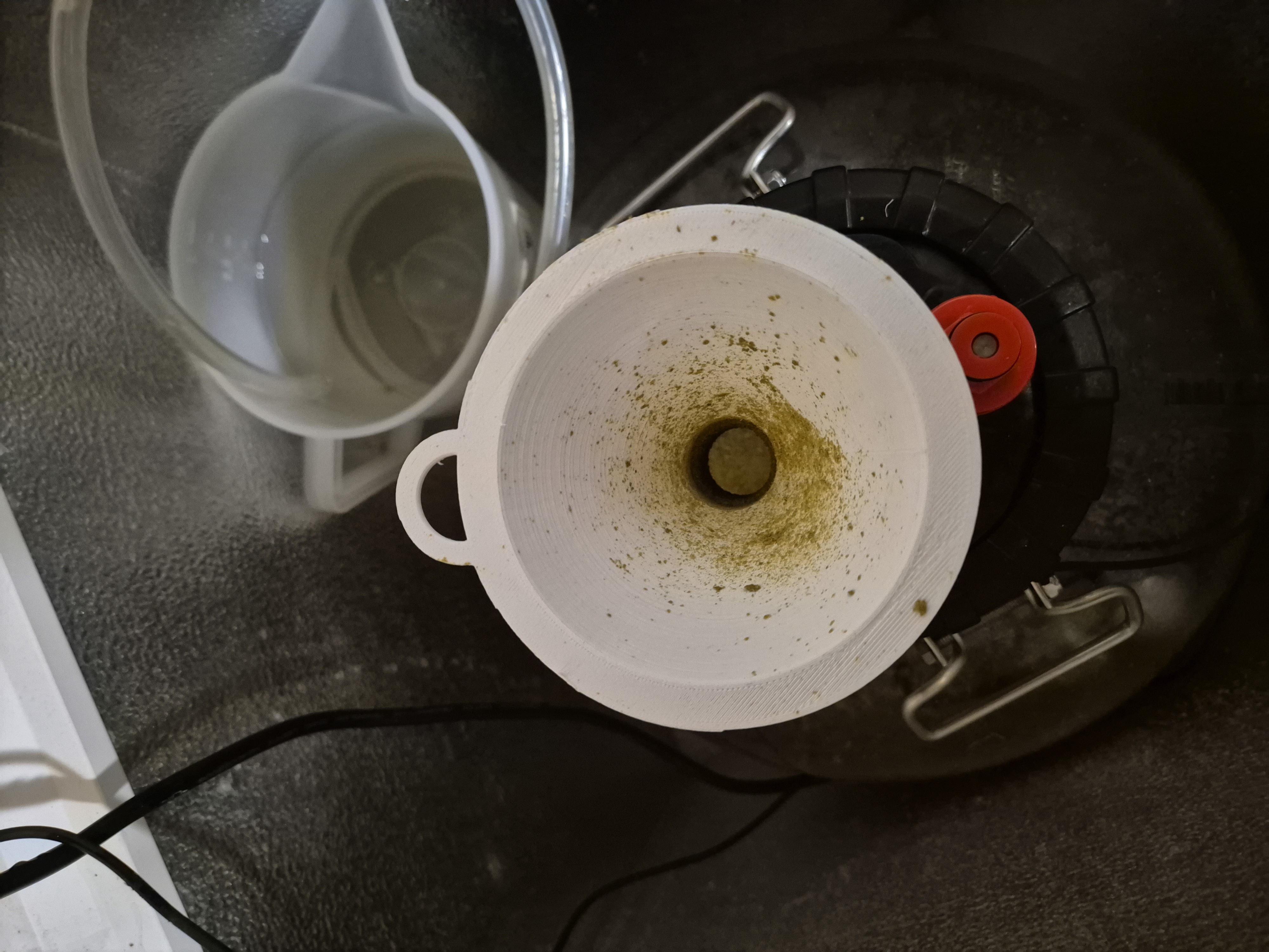 Threaded hop funnel