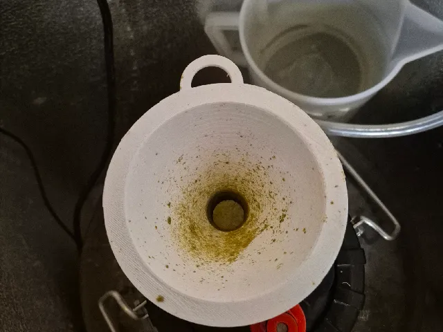 Threaded hop funnel