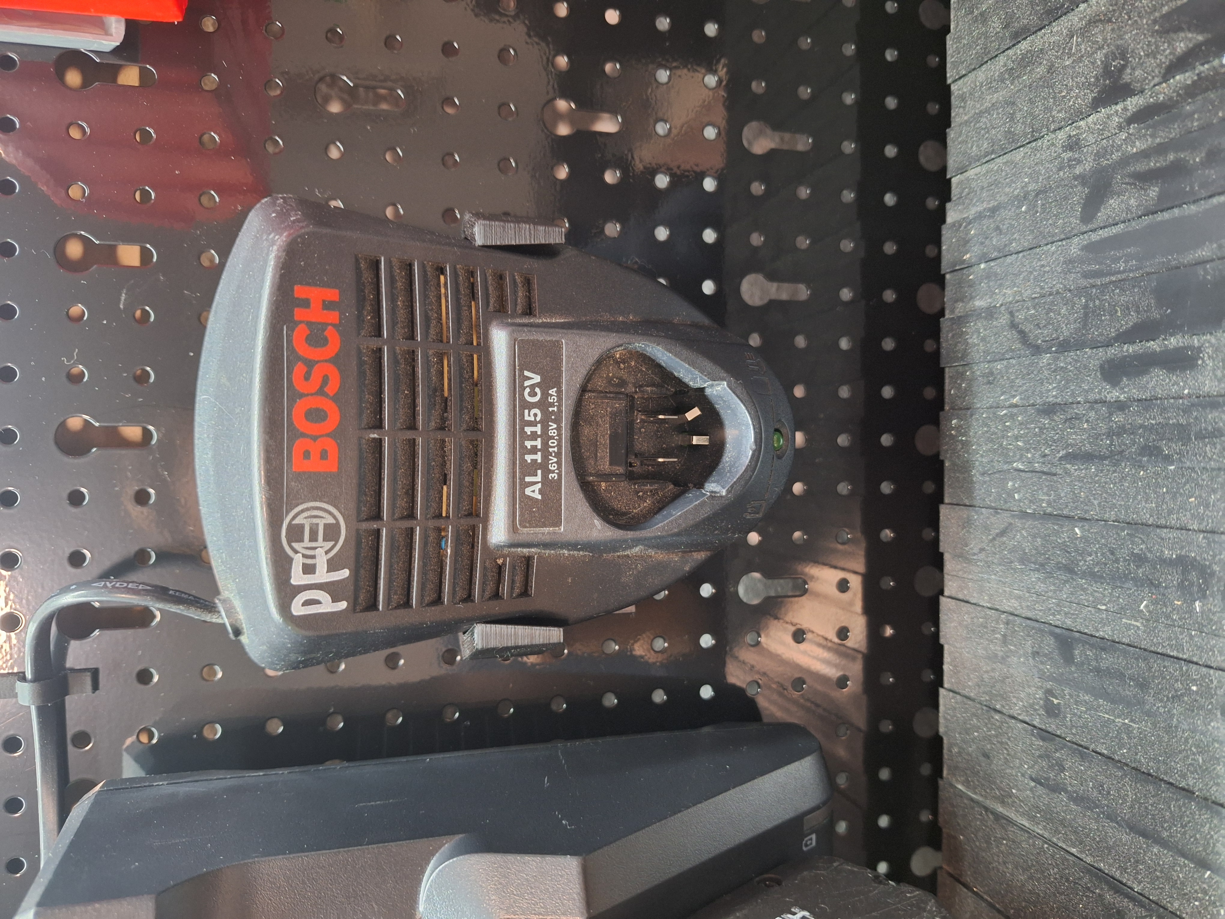 Pegboard holder for Bosch Professional 12V/Ladegeräthalter für Lochwand