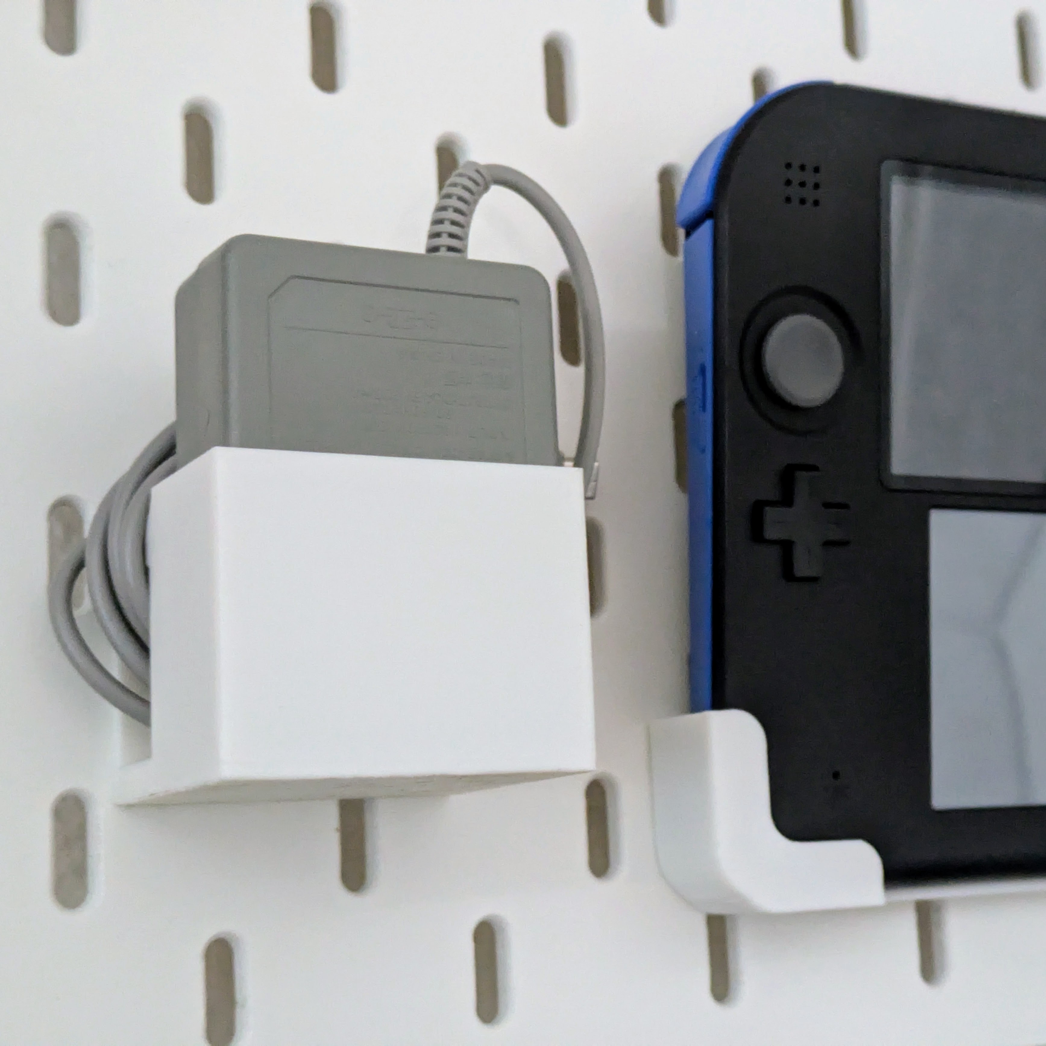SKADIS 3DS/2DS Charger Holder