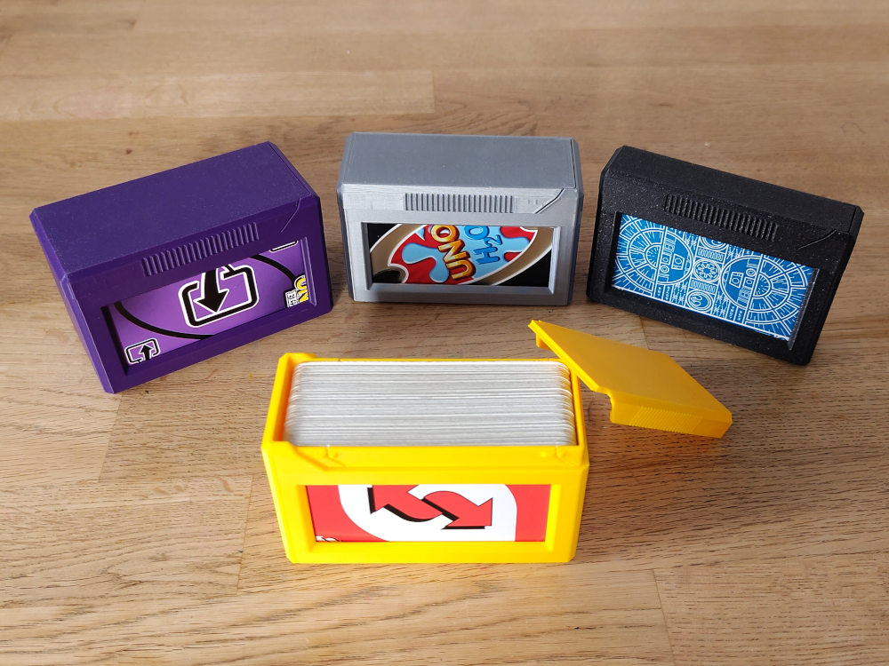 card box for UNO(TM) cards with clicky lid