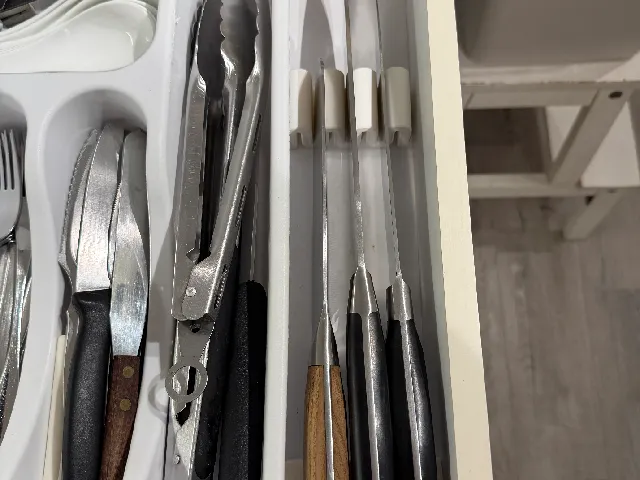 Vertical kitchen knife organiser for narrow drawer space