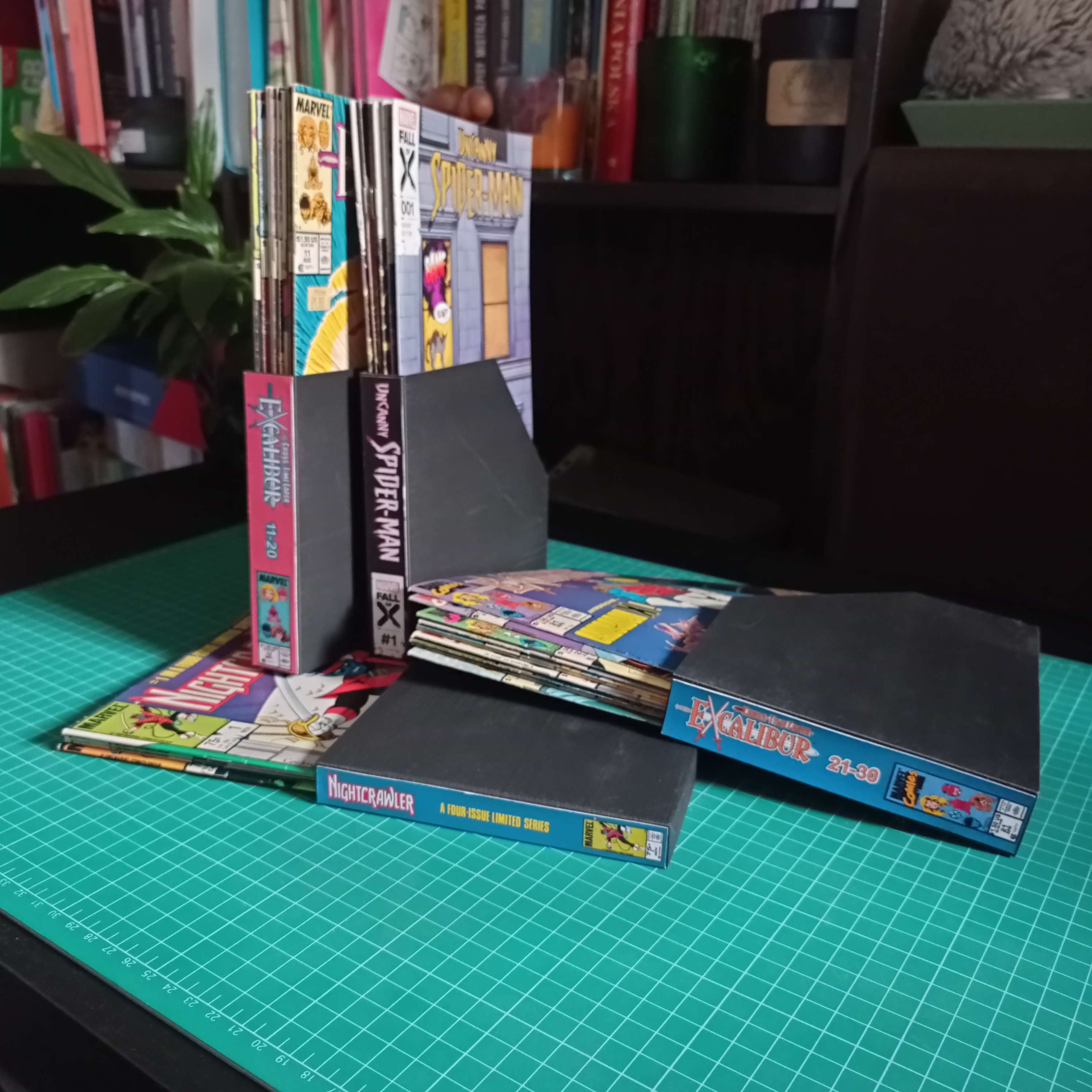 Comic book folder/magazine holder