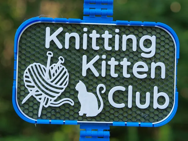Knitting Kitten sign