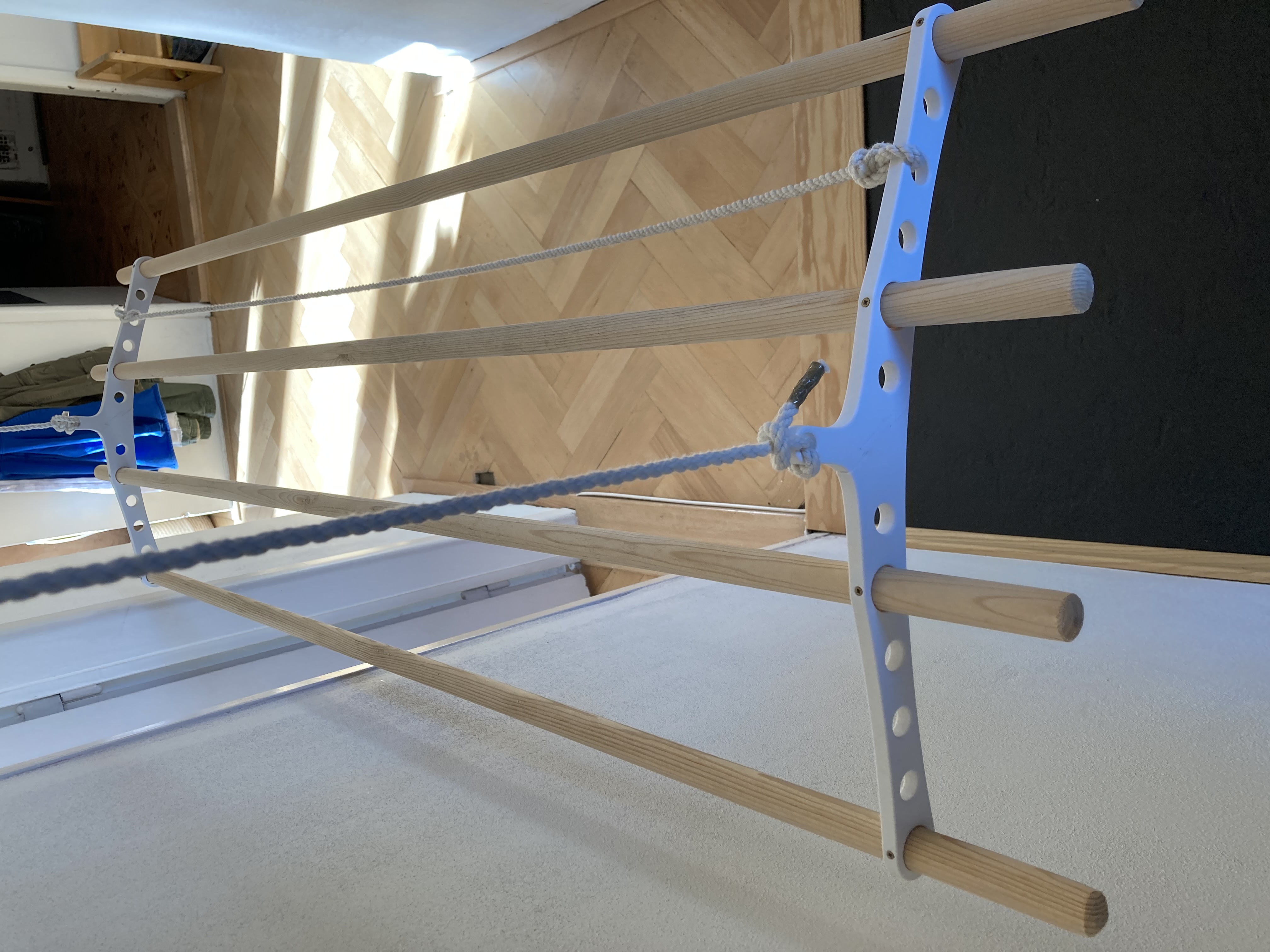 Ceiling hanging airer