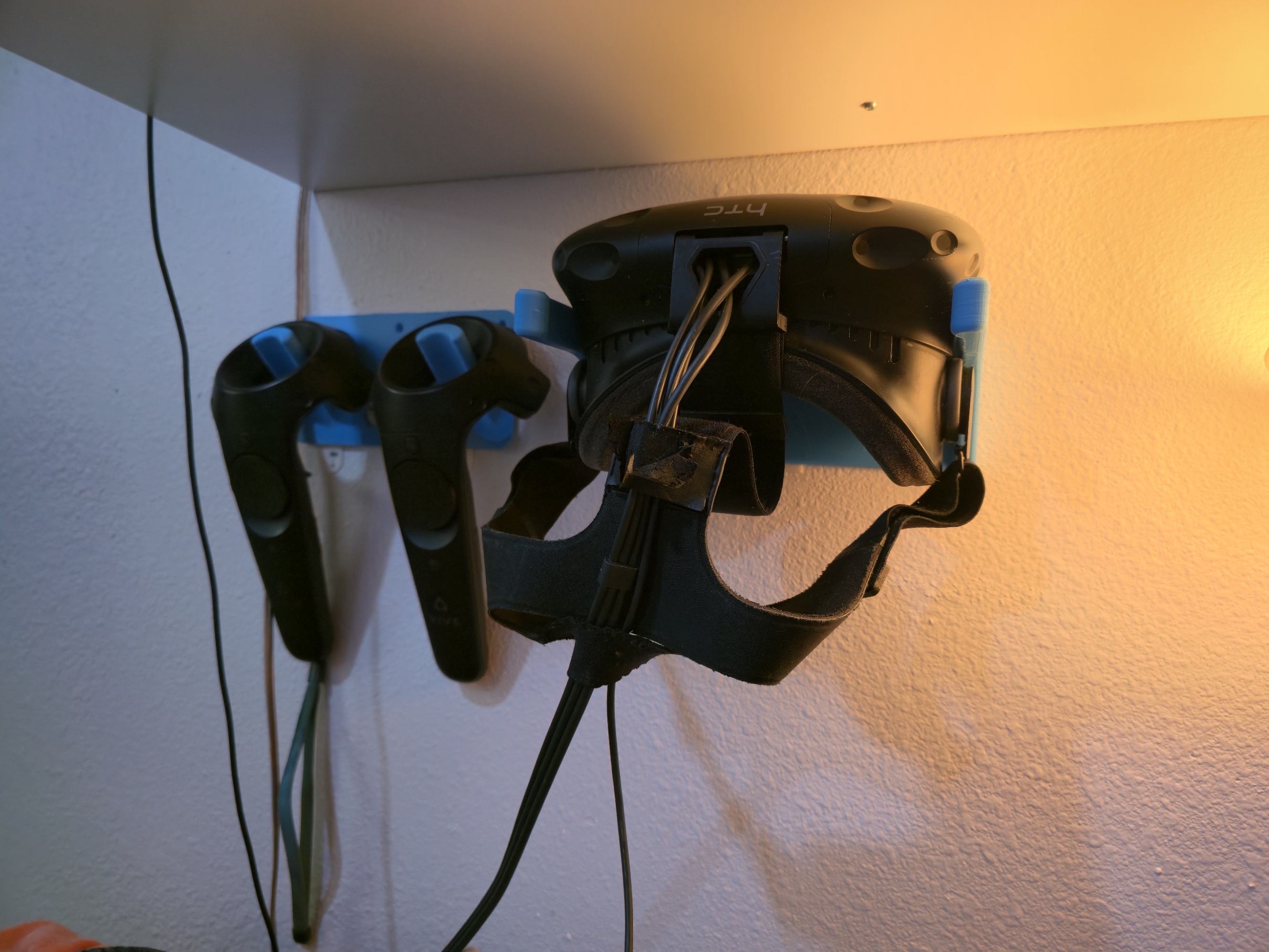 Holeless HTC Vive HMD Minimalist Wall Mount