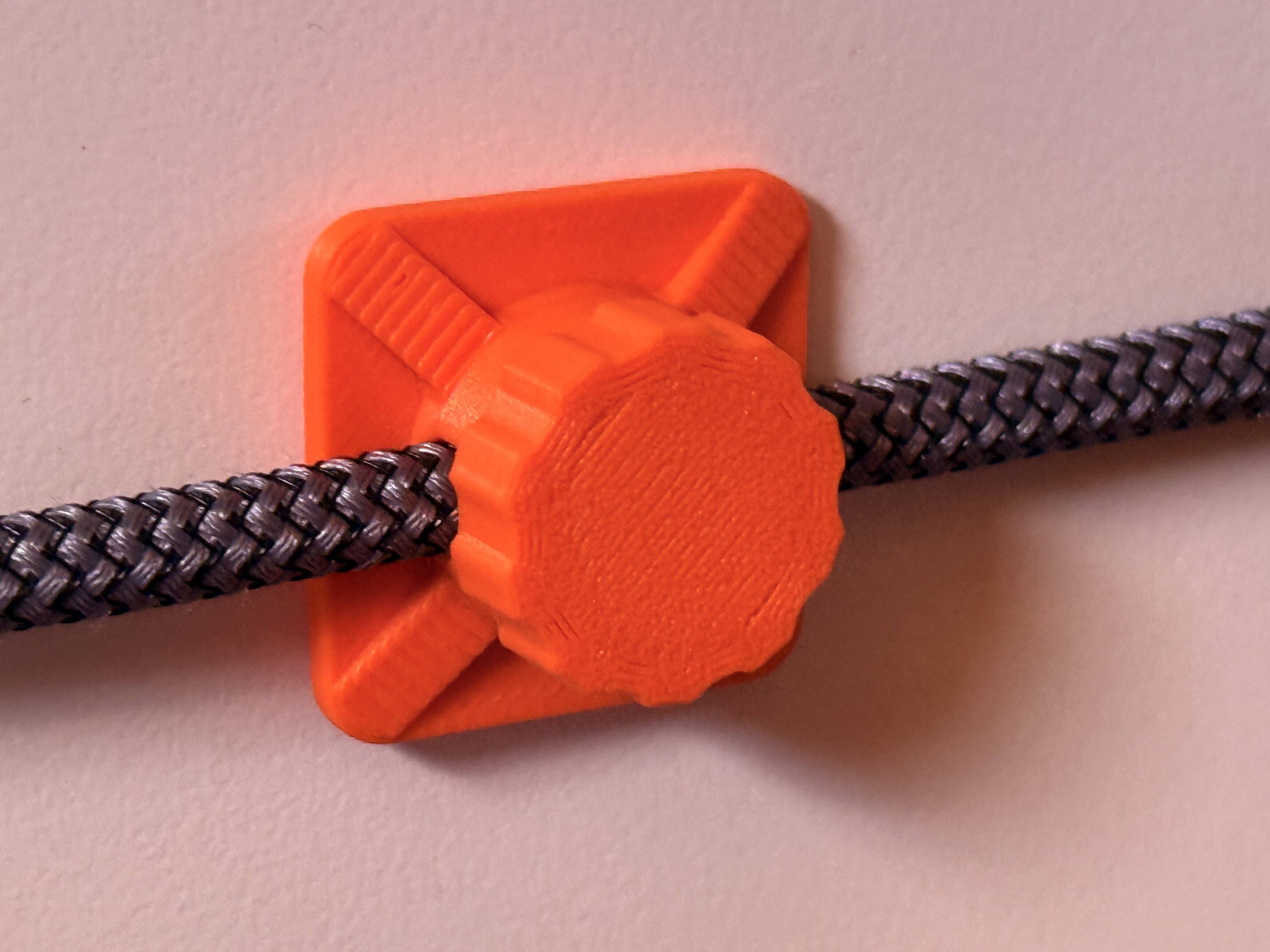 Miniatura 4 do modelo 3D Cable Mount - Screwable or Glueable