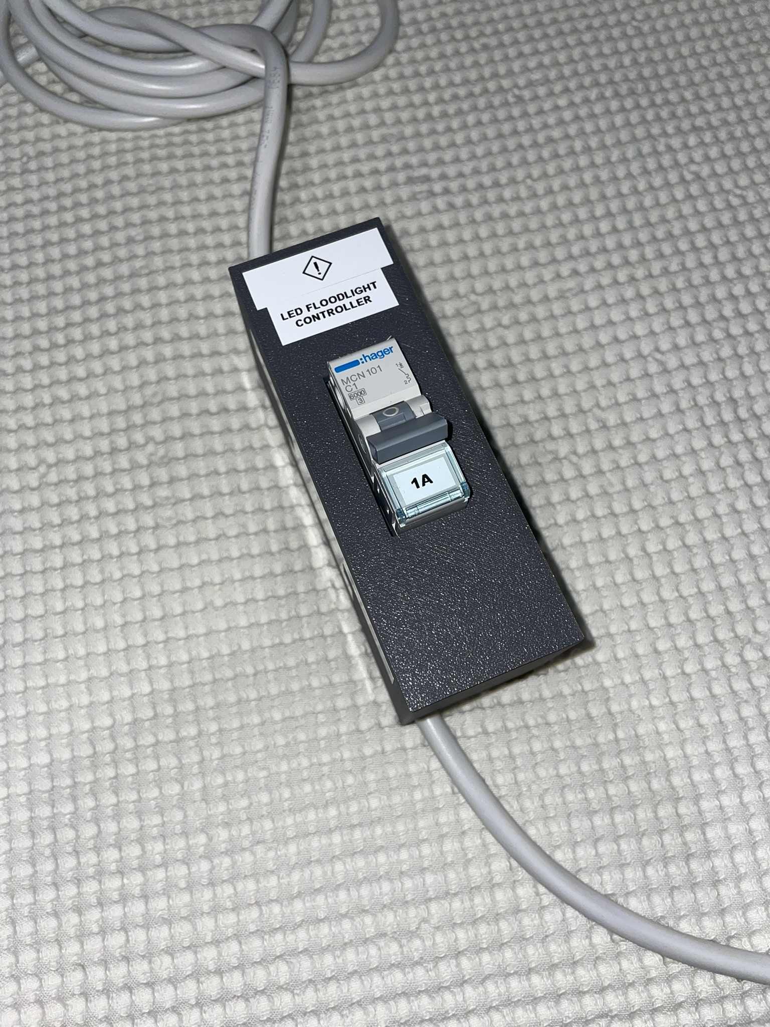 Single-breaker enclosure with DIN rail