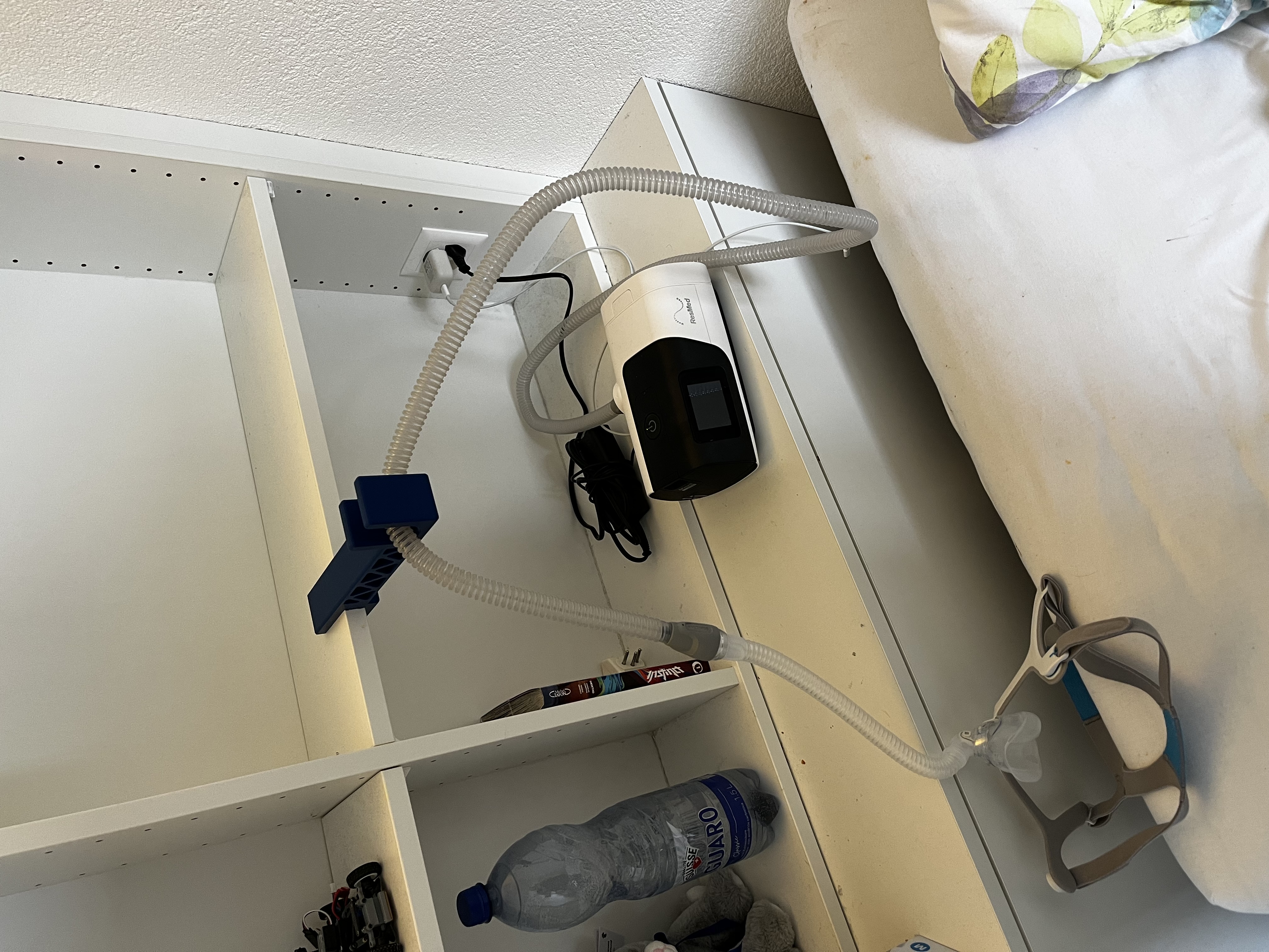 CPAP Hose Holder – Bed Guide