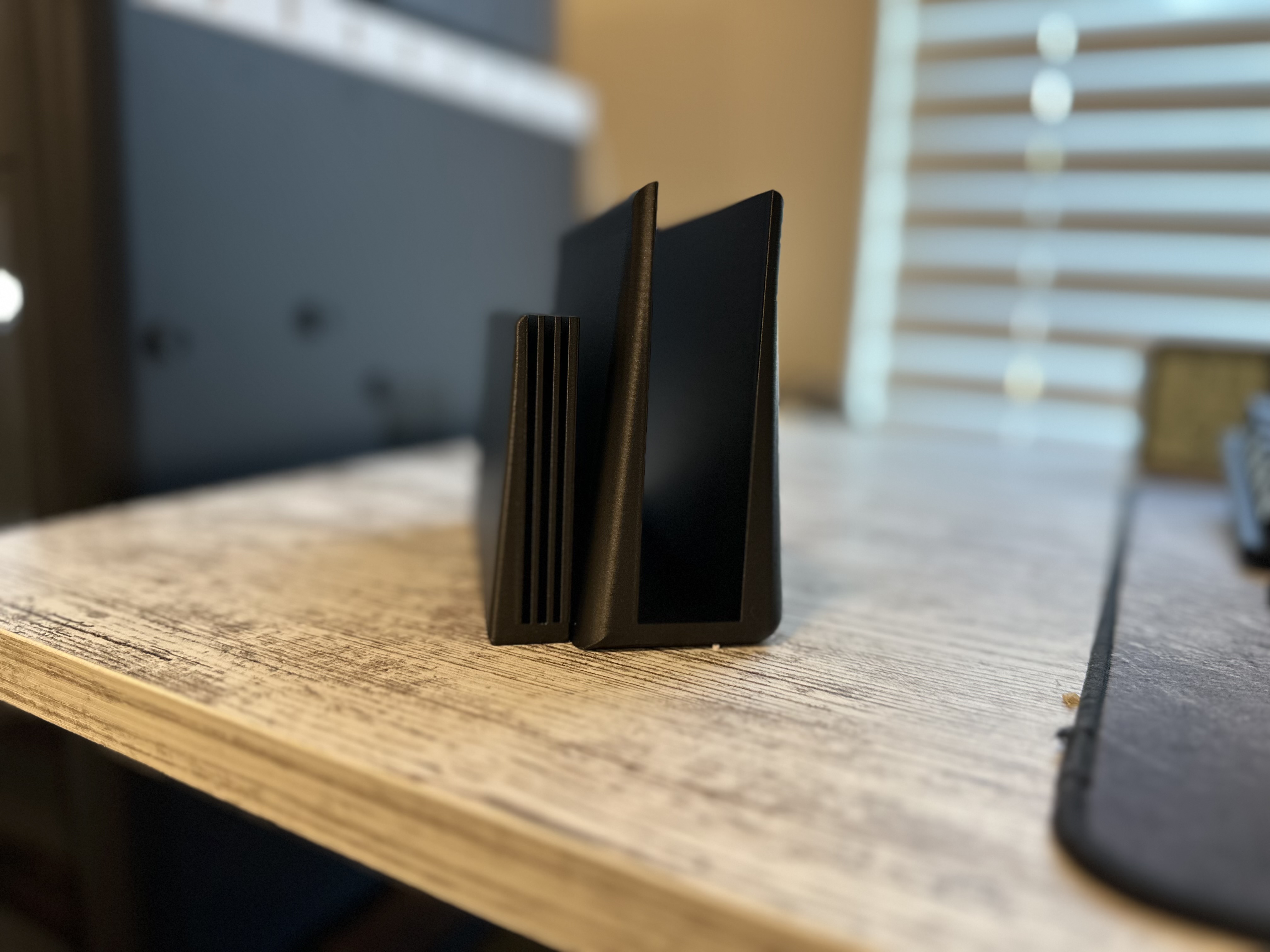 Vertical Laptop Stand with Bed Plate Holder