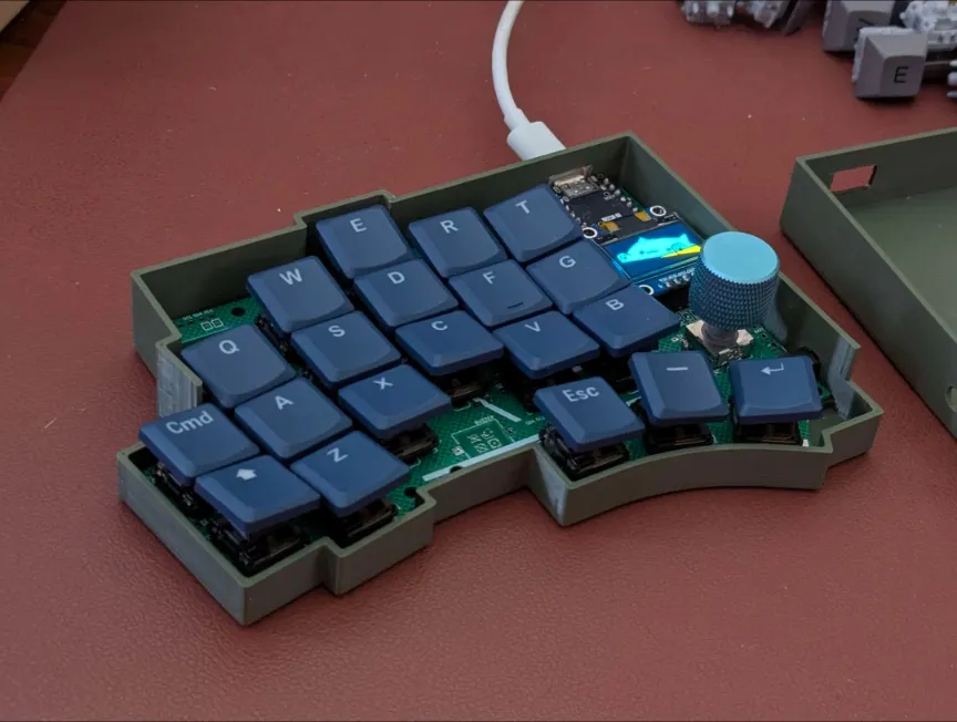 Klor Konrad 3D-printed keyboard case for top-mounted MCU by