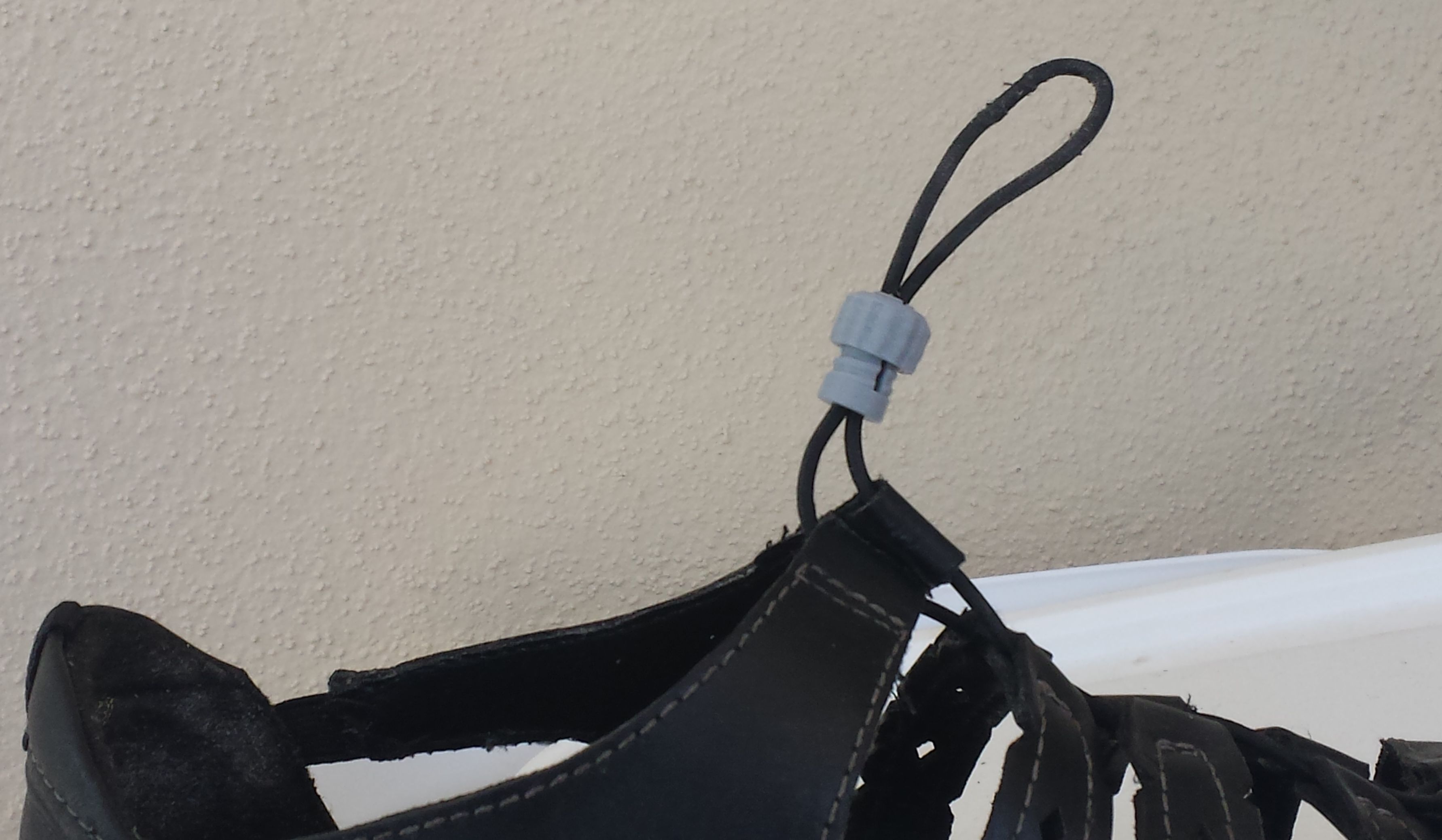 Conical compression clasp for sandals