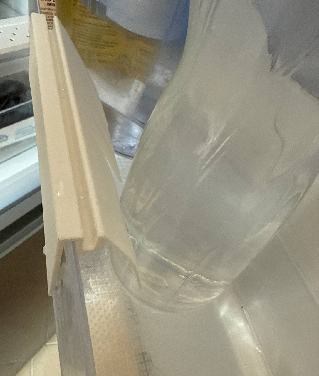 Bottle stabilizer fridge with longer fins