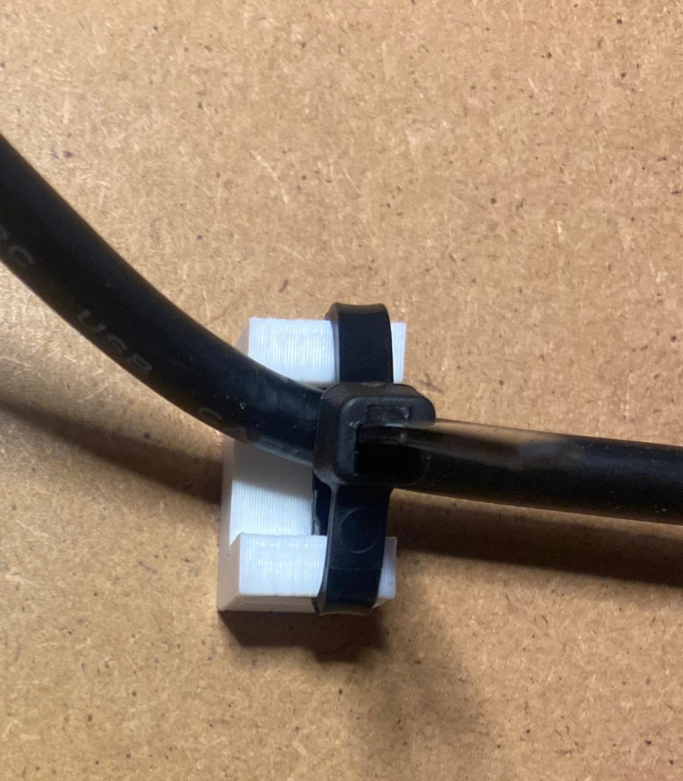 Miniatura 2 do modelo 3D Cable managent bracket