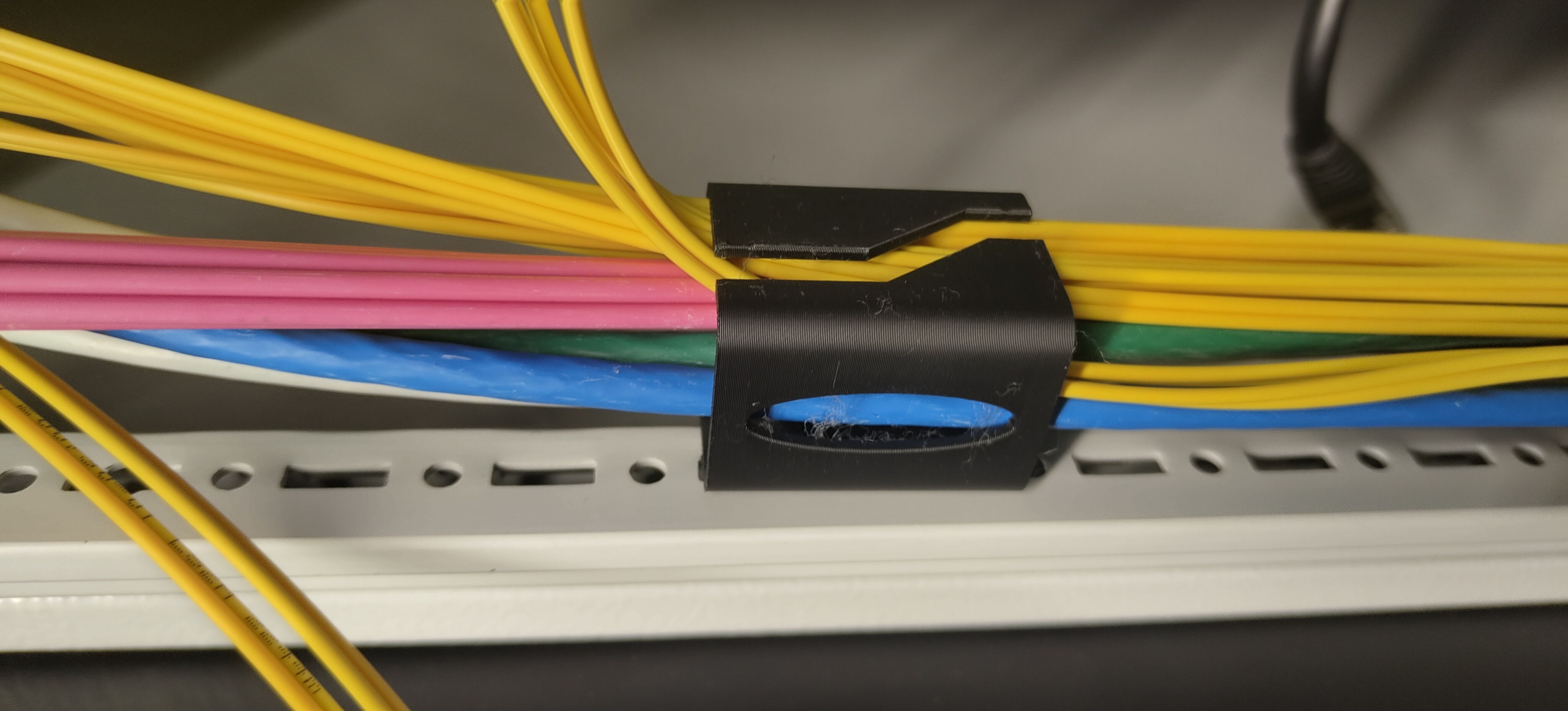 Screwless cable organizer for Rittal racks