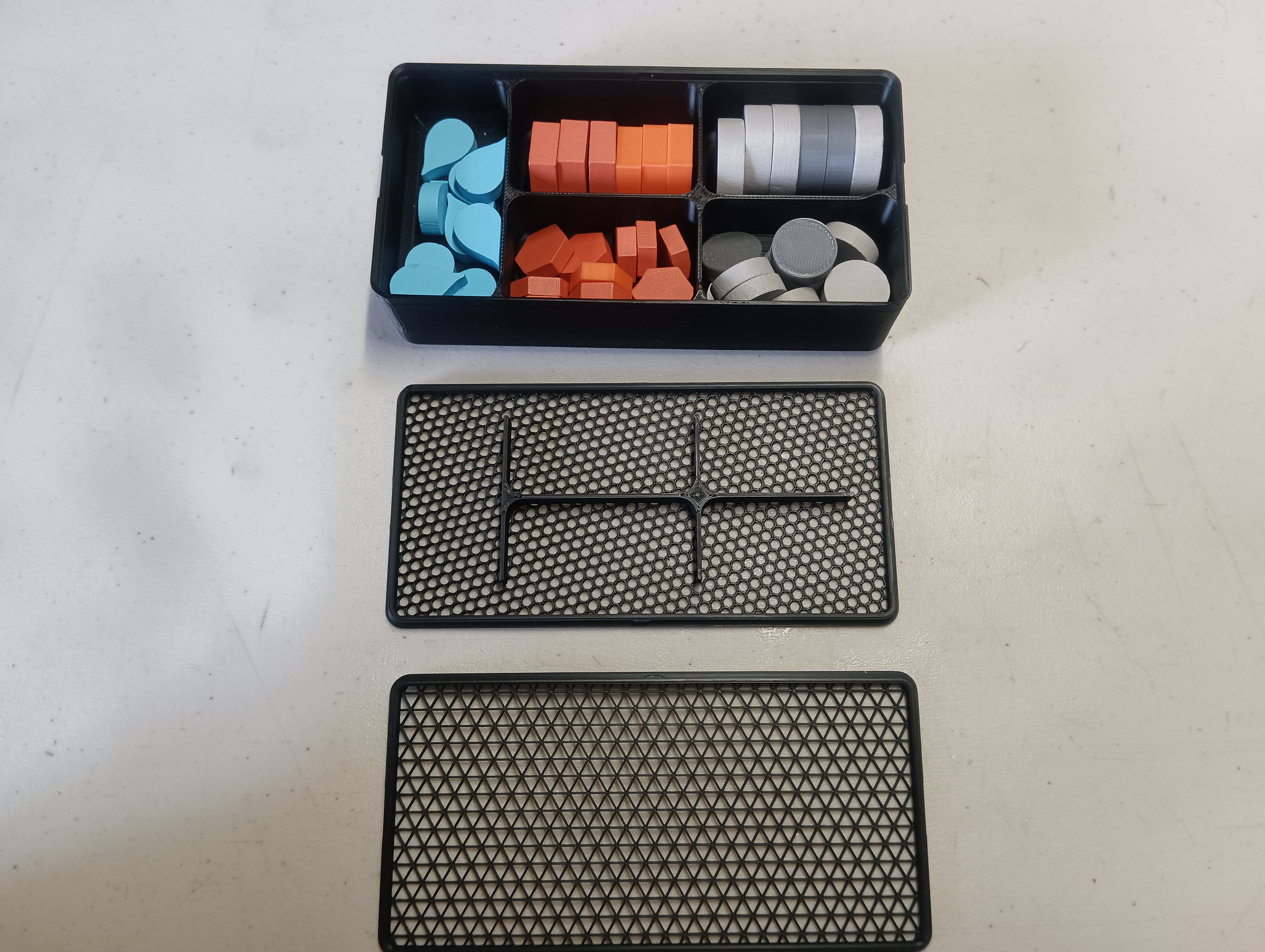 Resource lid with separator to avoid resource mixing