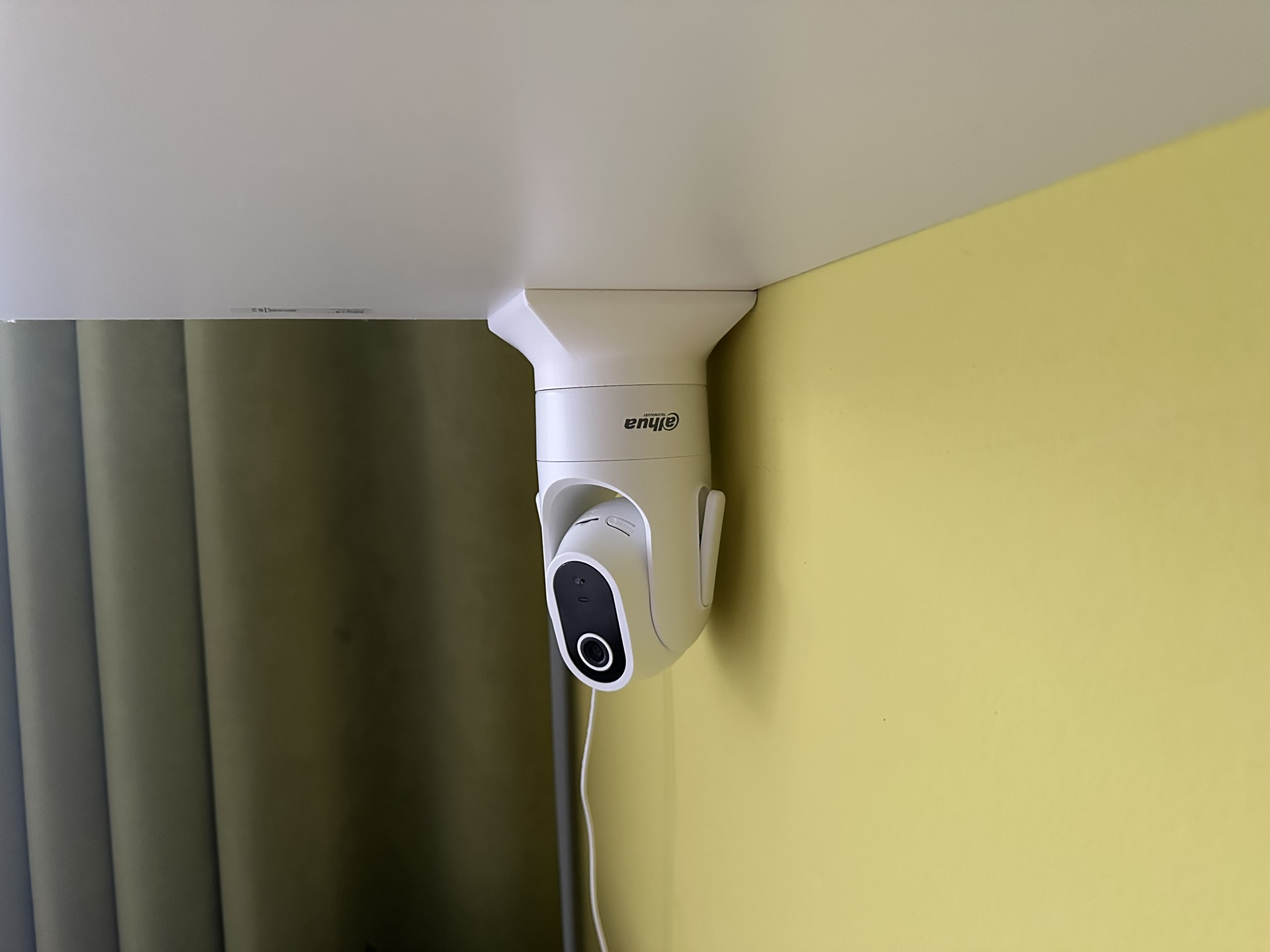 Dahua DH-H4C IKEA Besta Upside Down Mount